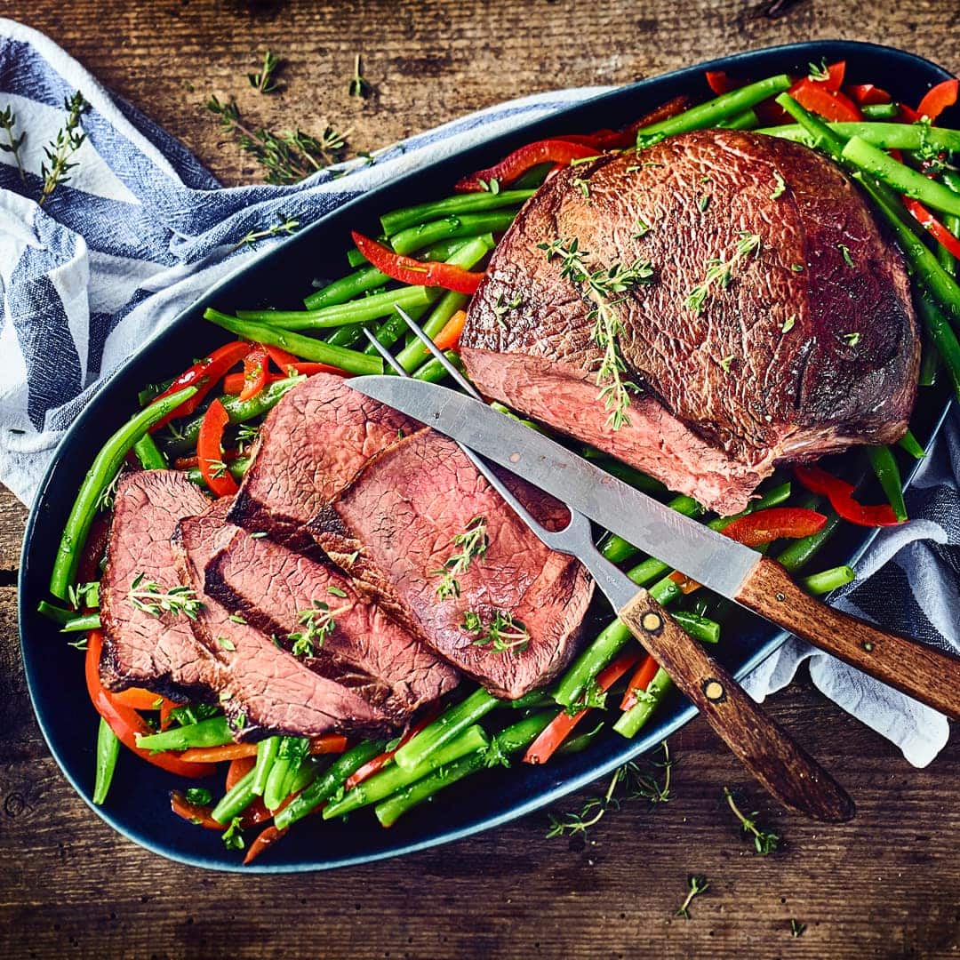 Fein geschmorter Braten vom Rind in Rotweinfond mit leckerem Paprika-Bohnengemüse