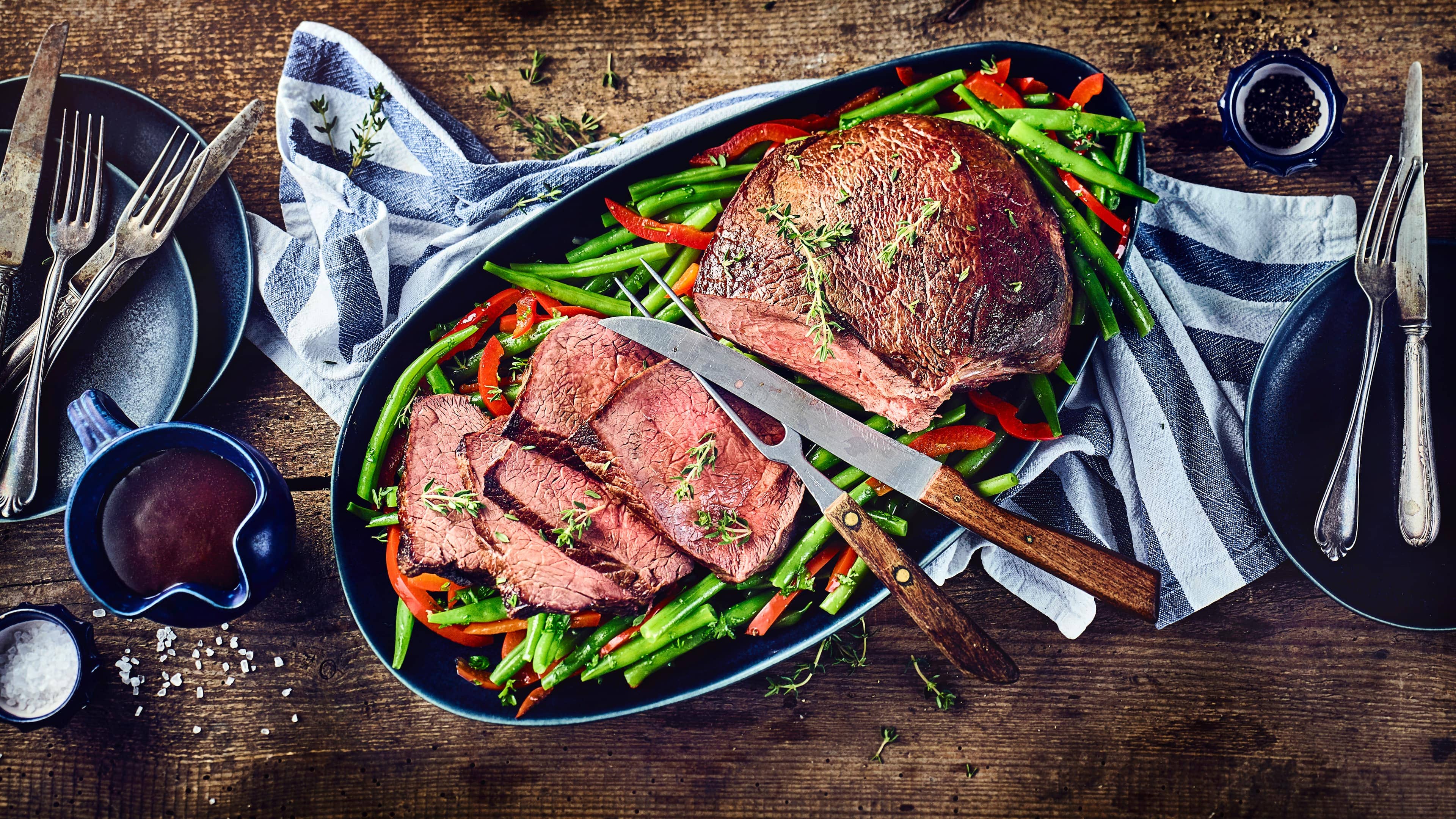 Rinderbraten mit Bohnen Fein geschmorter Braten vom Rind in Rotweinfond mit leckerem Paprika-Bohnengemüse