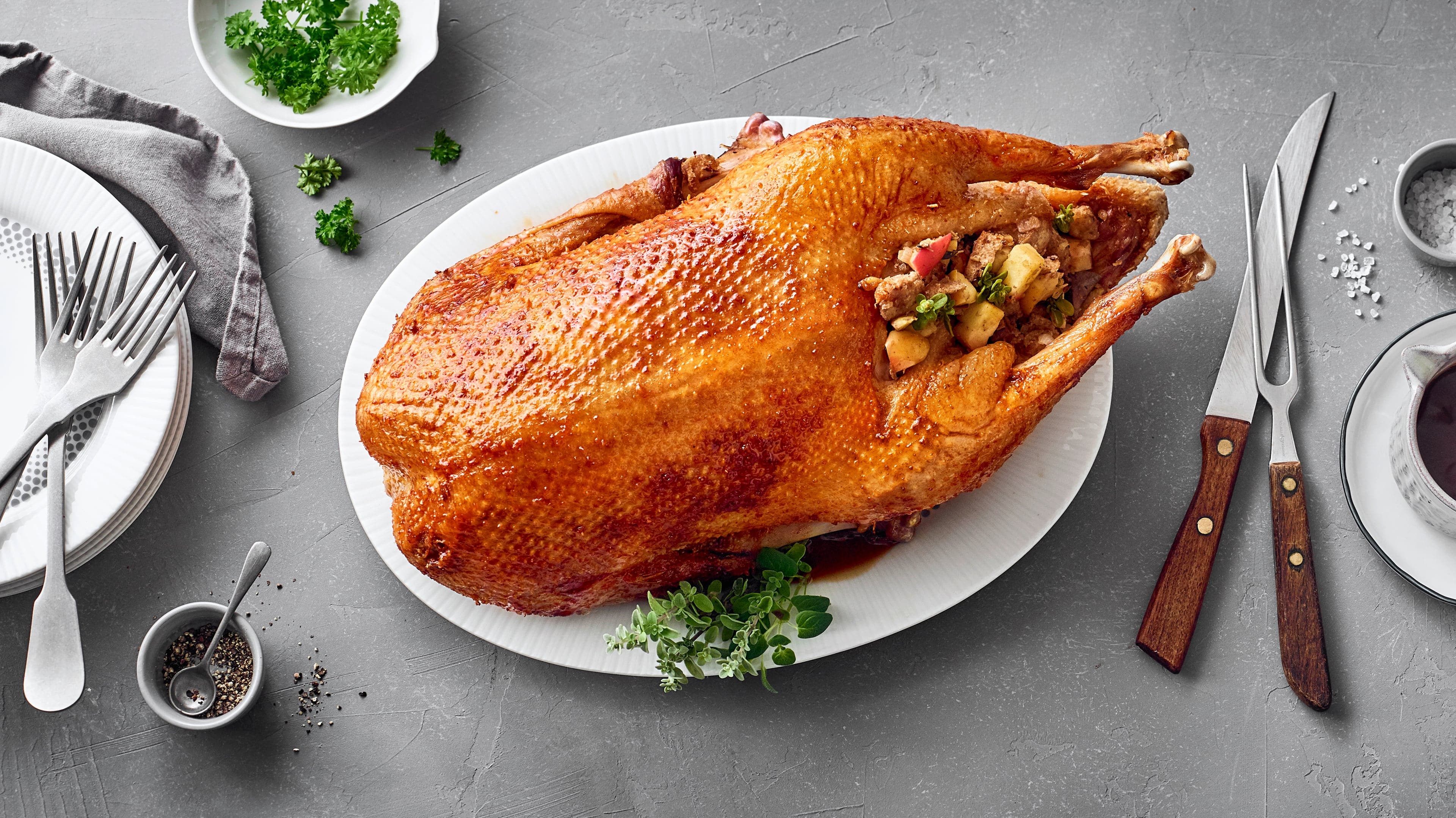Martinsgans Ob mit Maronen-Apfel-, Walnuss-Sellerie- oder Speck-Weißbrot-Füllung – mit unserem Martinsgans-Rezept entsteht in jedem Fall ein Festtagsschmaus!