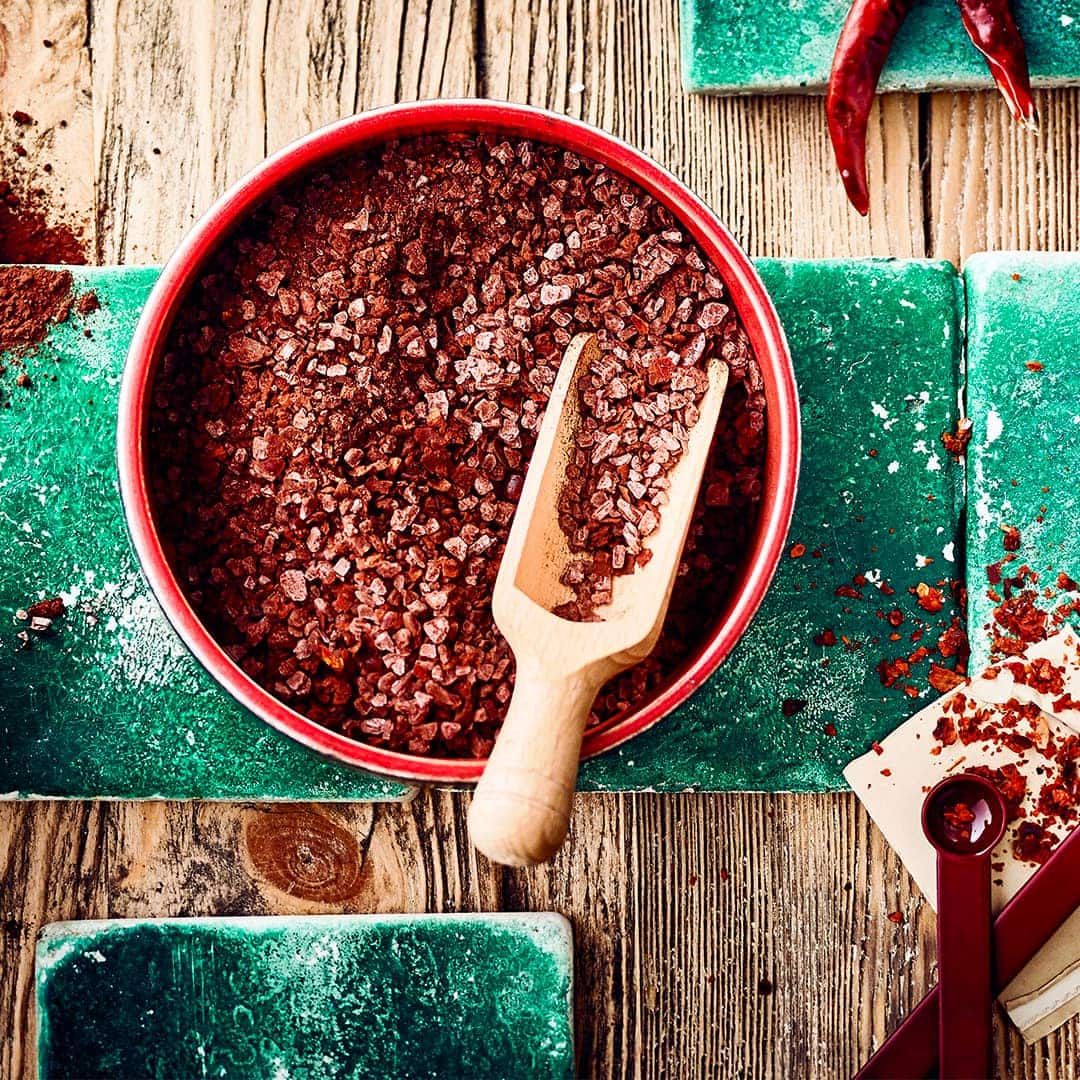 Eine etwas andere Kombination - Entdecken Sie unser Rezept für Schoko-Chili-Salz. Passt gut zum Würzen von Hähnchen- und Garnelengerichten und wird auch häufig in der mexikanischen Küche verwendet.