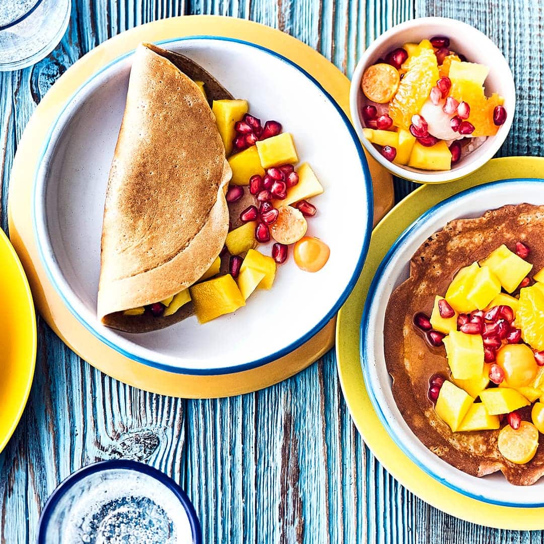 Probieren Sie unsere leckeren Pfannkuchen aus Dinkelvollkornmehl mit einem exotischen Obstsalat aus Mango, Litschi, Granatapfel und Physalis!