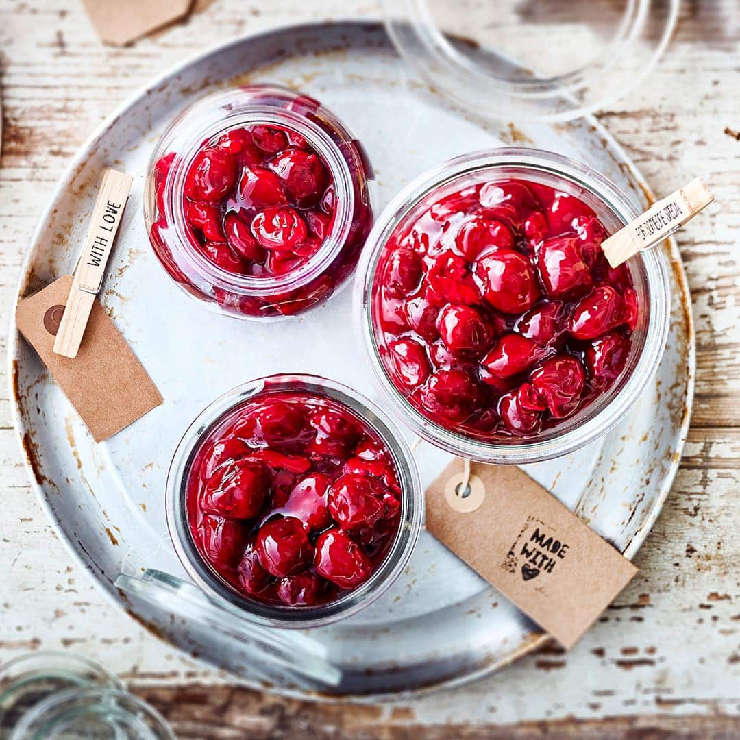 Genießen Sie unsere Kirschen in Sirup - ganz einfach Süßkirschen in Zucker und Zitronensaft eingelegt und mit einer Zimtnote verfeinert.