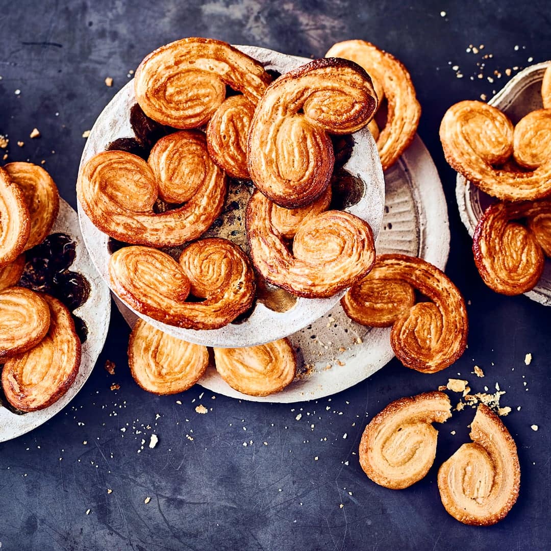 Diese süßen Teilchen kennt man sonst nur vom Bäcker. Sie können sie aber mit unserem Rezept ganz leicht selber backen: Probieren Sie unsere Schweineohren aus Mehl, Salz, Butter und Zucker!