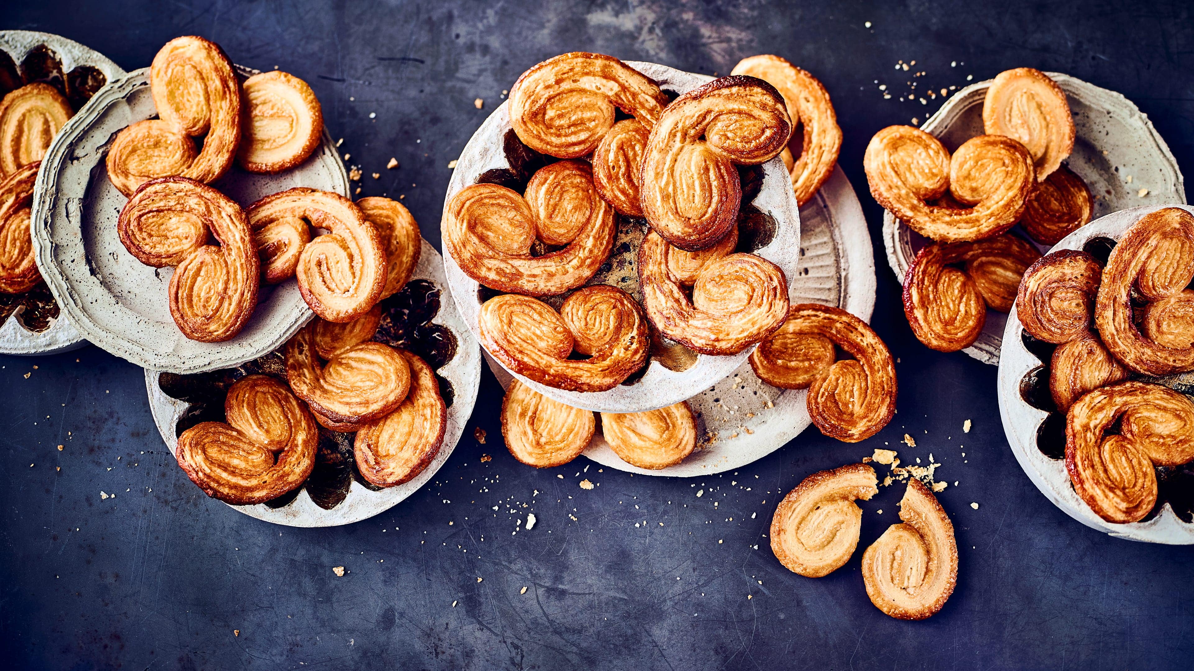 Schweineohren Diese süßen Teilchen kennt man sonst nur vom Bäcker. Sie können sie aber mit unserem Rezept ganz leicht selber backen: Probieren Sie unsere Schweineohren aus Mehl, Salz, Butter und Zucker!