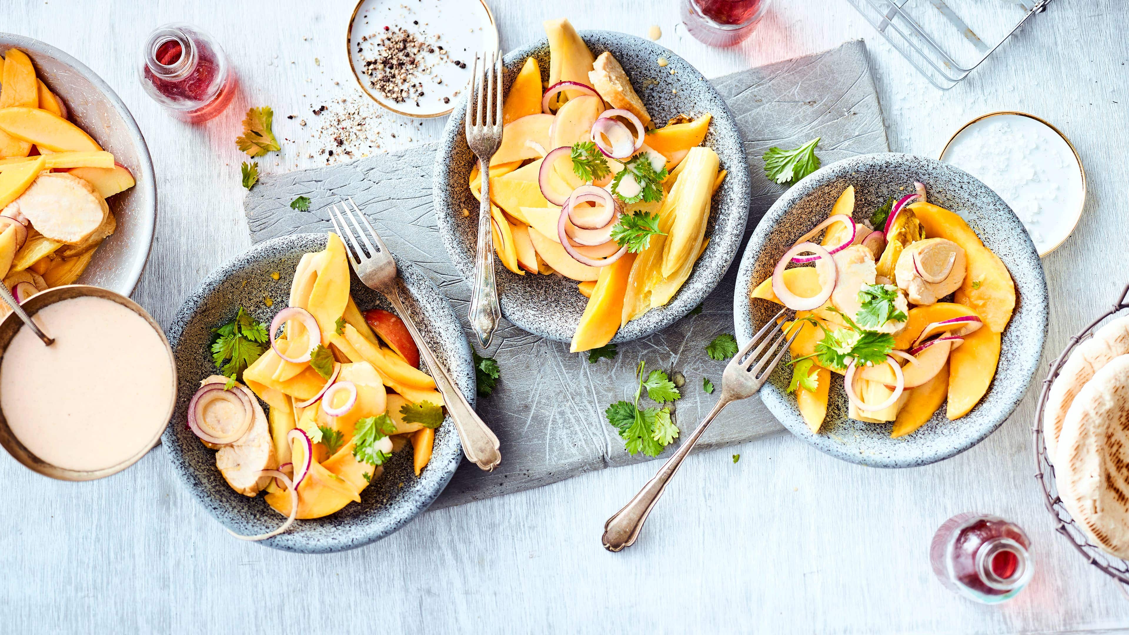 Curry-Hühnchensalat In unserem Hühnchensalat-Rezept kombinieren wir geschmorten Chicorée mit Orangensaft, Mango- und Apfelstücken sowie mit Kokosmilch.