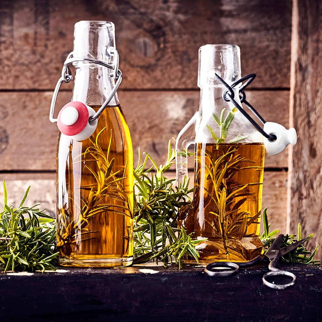 Passt zu Salaten und mediterranen Gerichten: Probieren Sie unser Rezept für Rosmarinöl einmal aus! Es eignet sich auch gut als Geschenk für Freunde!