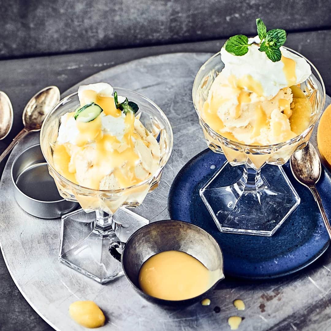 Vanilleeis mit Apfelmus, Eierlikör und Sahne dekorativ im Glas angerichtet – fertig ist Ihr Schwedeneisbecher. Mit unserem Rezept gelingt er garantiert.