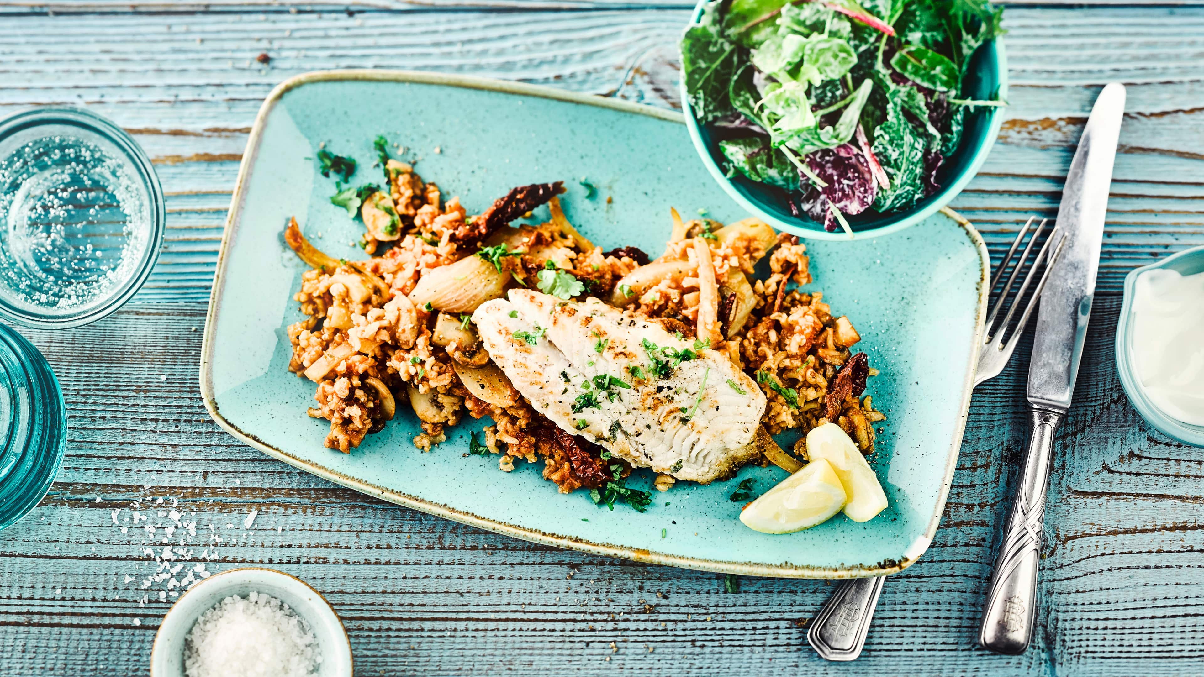 Fischfilet mit Pilzrisotto Schnell und mediterran: Probieren Sie unser Fischfilet an Gemüse-Pilz-Risotto und Blattsalat mit Balsamico-Frischkäse-Dressing – fertig in 45 Minuten!