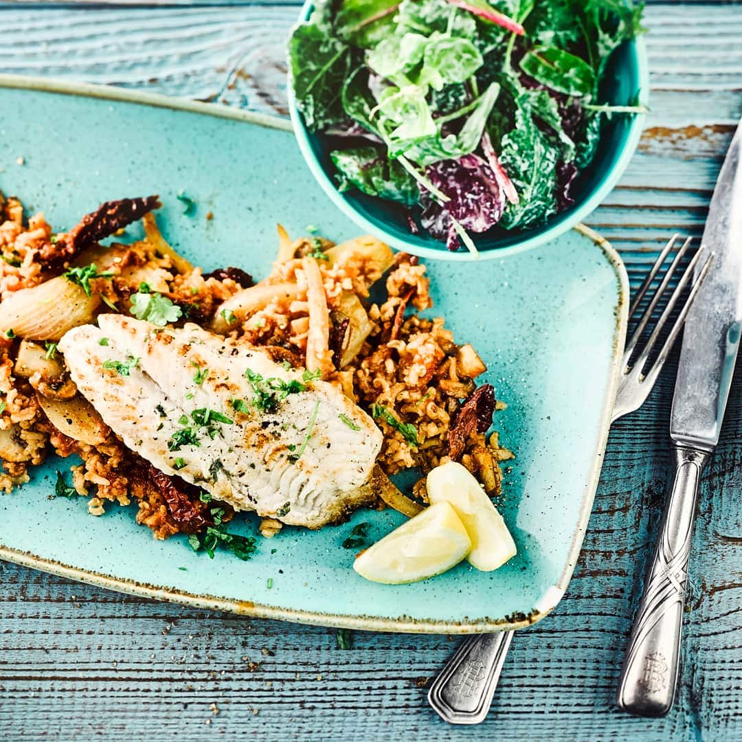 Schnell und mediterran: Probieren Sie unser Fischfilet an Gemüse-Pilz-Risotto und Blattsalat mit Balsamico-Frischkäse-Dressing – fertig in 45 Minuten!
