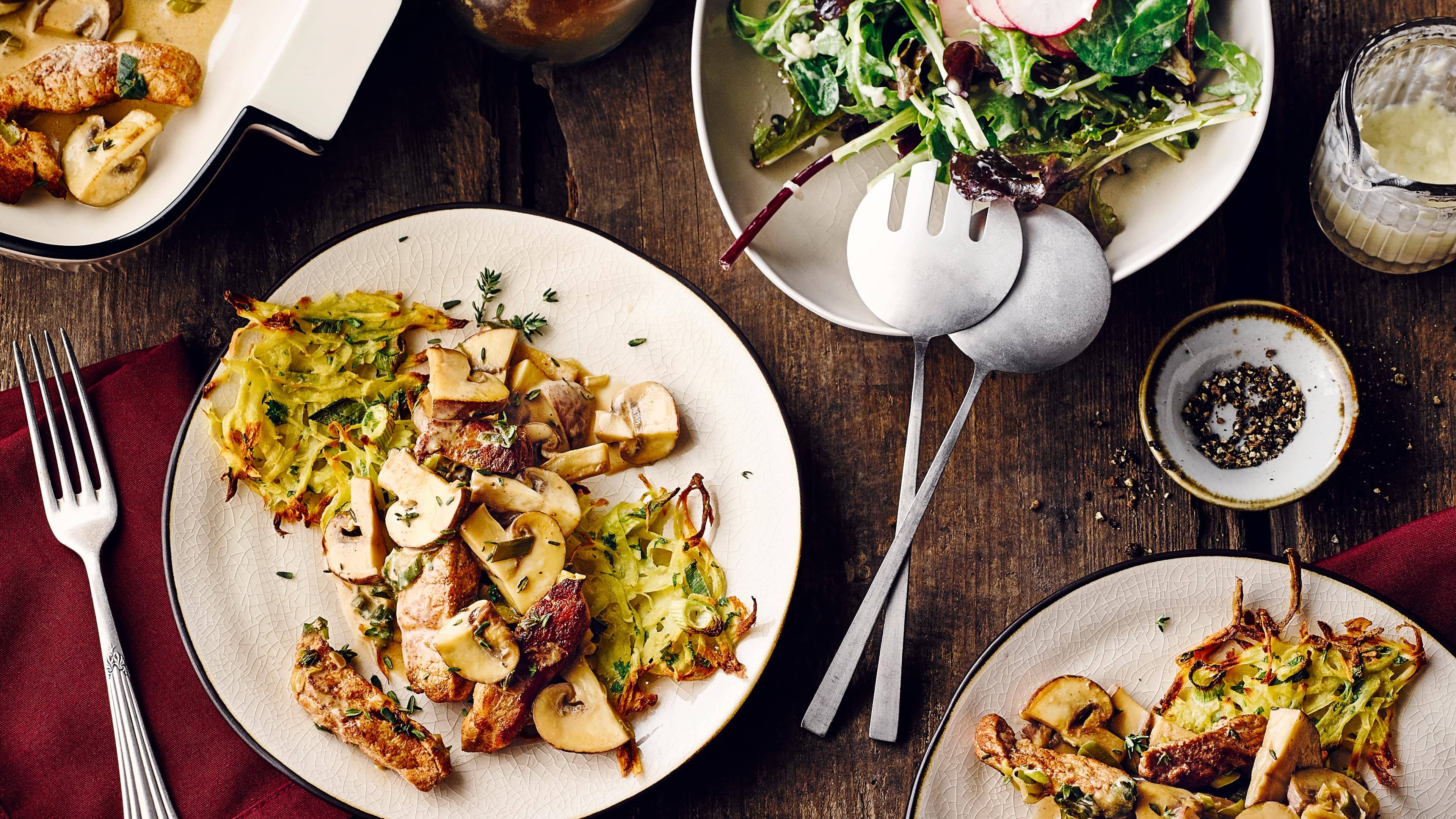 Schnitzeltopf mit Pilzen Unser Tipp für ein herbstliches Fleischgericht: Probieren Sie unseren Schnitzeltopf mit Pilzen in Knoblauch-Frischkäse-Soße und pikanten Röstitalern an frischem Salat – deftig und lecker!