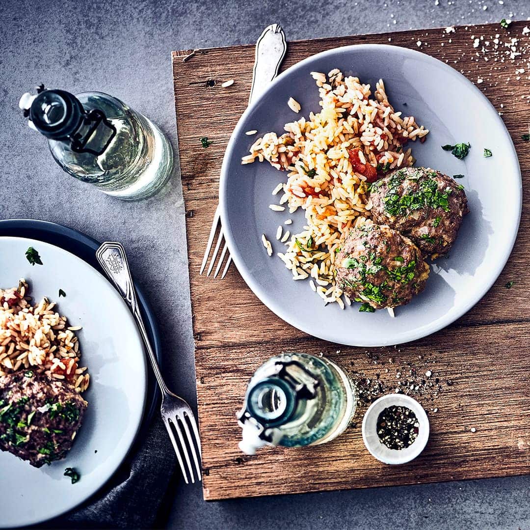 Schnelles Gericht zum Sattessen: Probieren Sie unsere Hackfleisch-Schafskäse-Fladen mit pikantem Tomaten-Reis – mediterran und lecker!