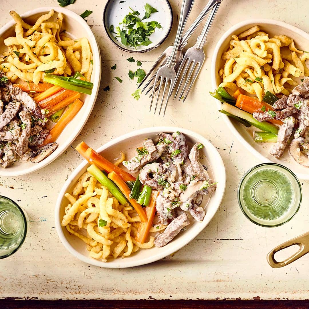 Klassisches Gericht für den Winter: Unser feines Kalbsgeschnetzeltes mit würzigem Karotten-Frühlingszwiebelgemüse aus der Pfanne und Spätzle!