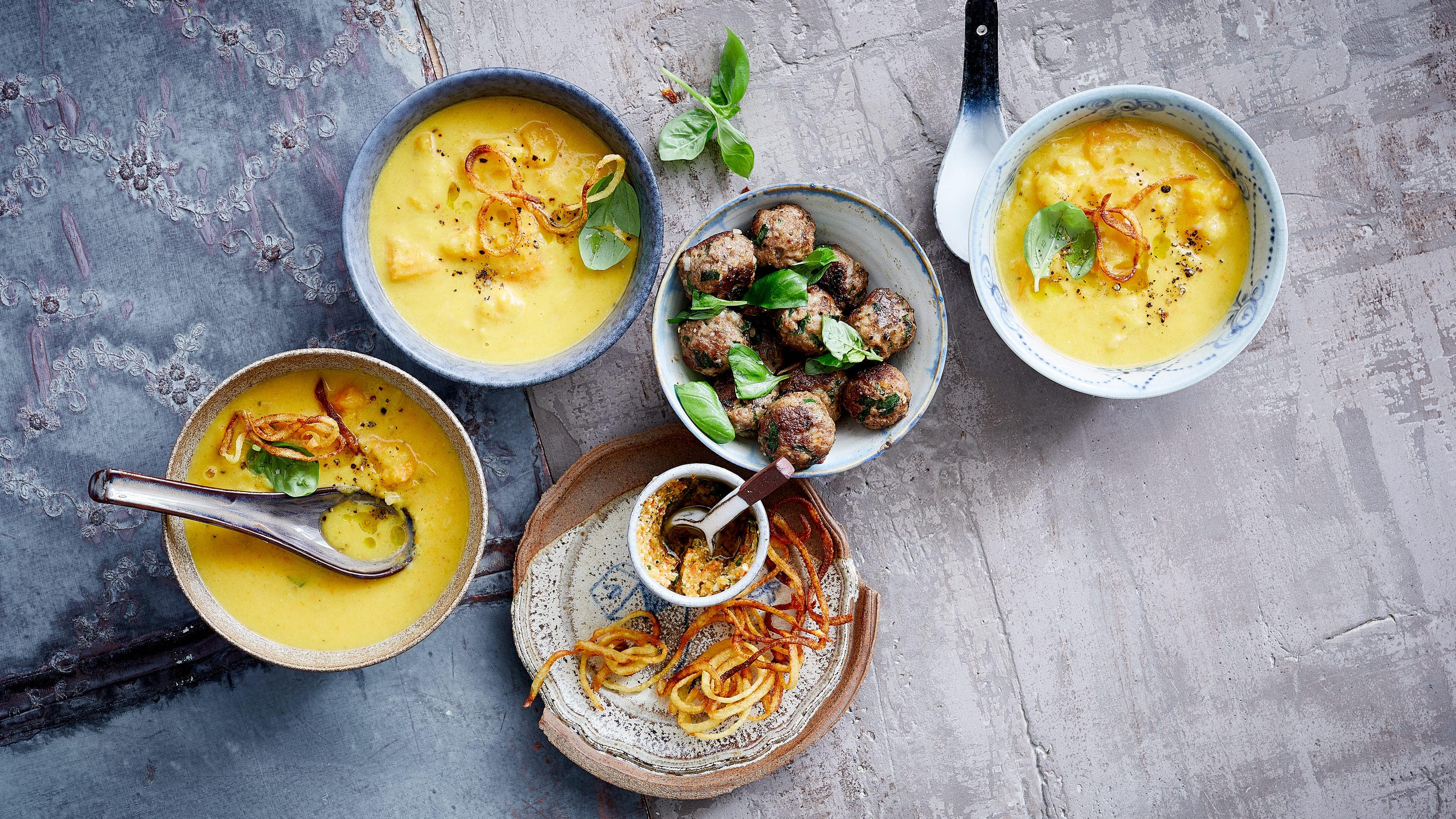 Kürbis-Parmesansuppe mit Hackbällchen Vor allem im Herbst ein Genuss – Kürbissuppe. Eine tolle Kombination, die Familie und Gäste beeindruckt ist unsere cremige Kürbis-Parmesansuppe mit Hackbällchen, Kartoffelspaghetti und rotem Paprika-Pesto.