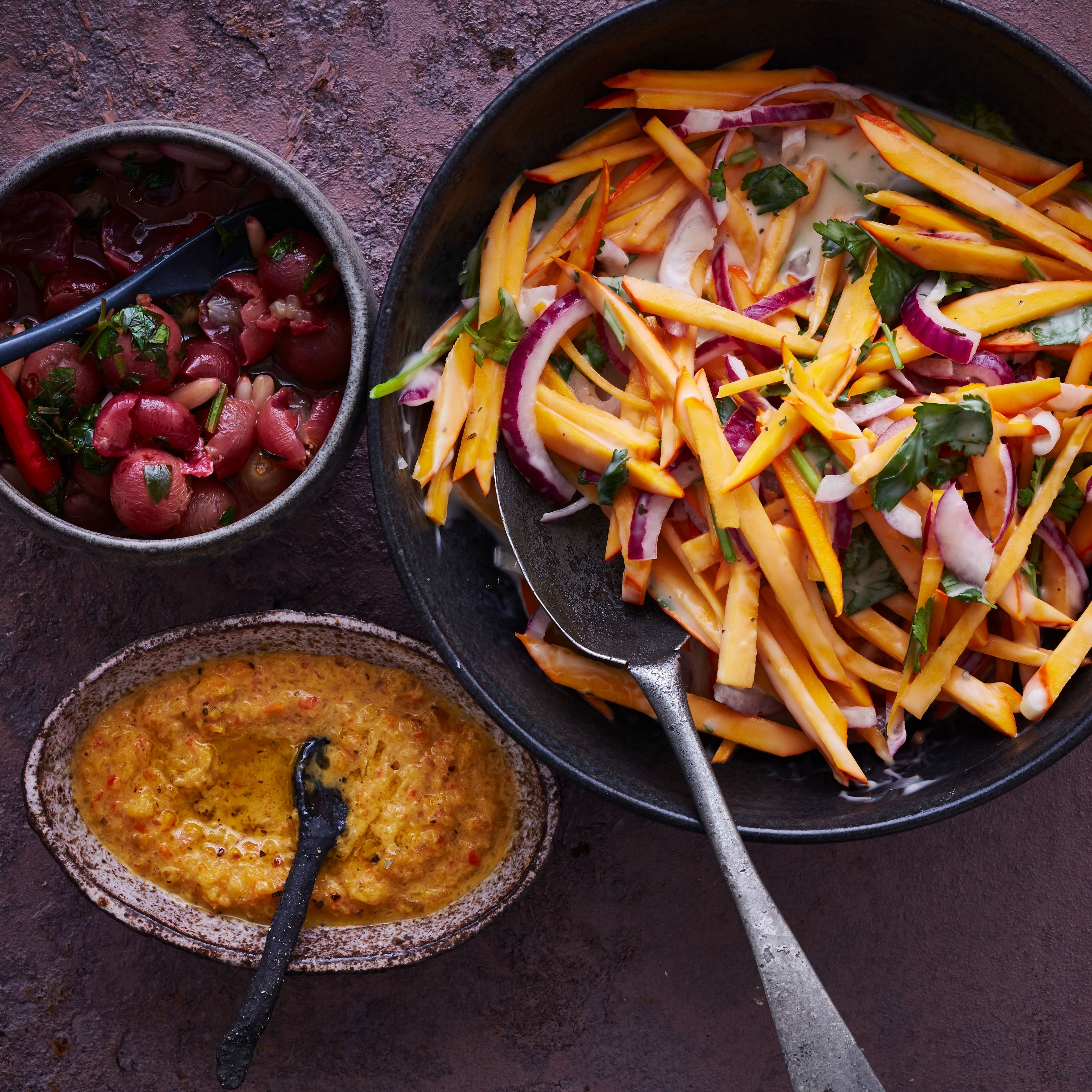 Entdecken Sie mit unserem Rezept dreierlei exotische Beilagen, die perfekt zum Raclette passen: Wir servieren Hot Grapes, eine Paprika-Salsa sowie einen selbstgemachten Kürbis-Slaw!