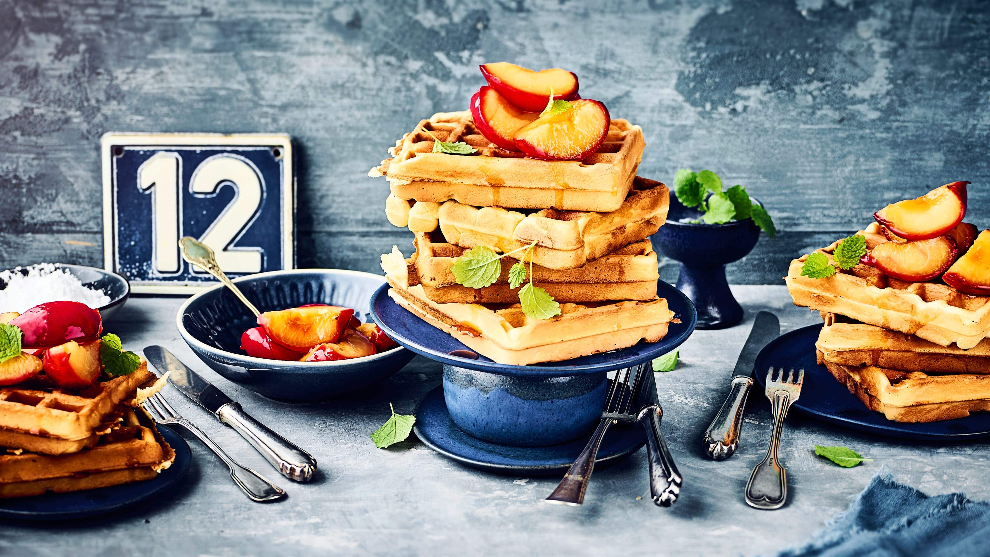 Brüsseler Waffeln Bereiten Sie mit unserer Rezeptidee köstliche Waffeln aus Eierteig zu, die Sie nach Belieben mit Vanille, Walnüssen oder Kaffeearoma veredeln können!