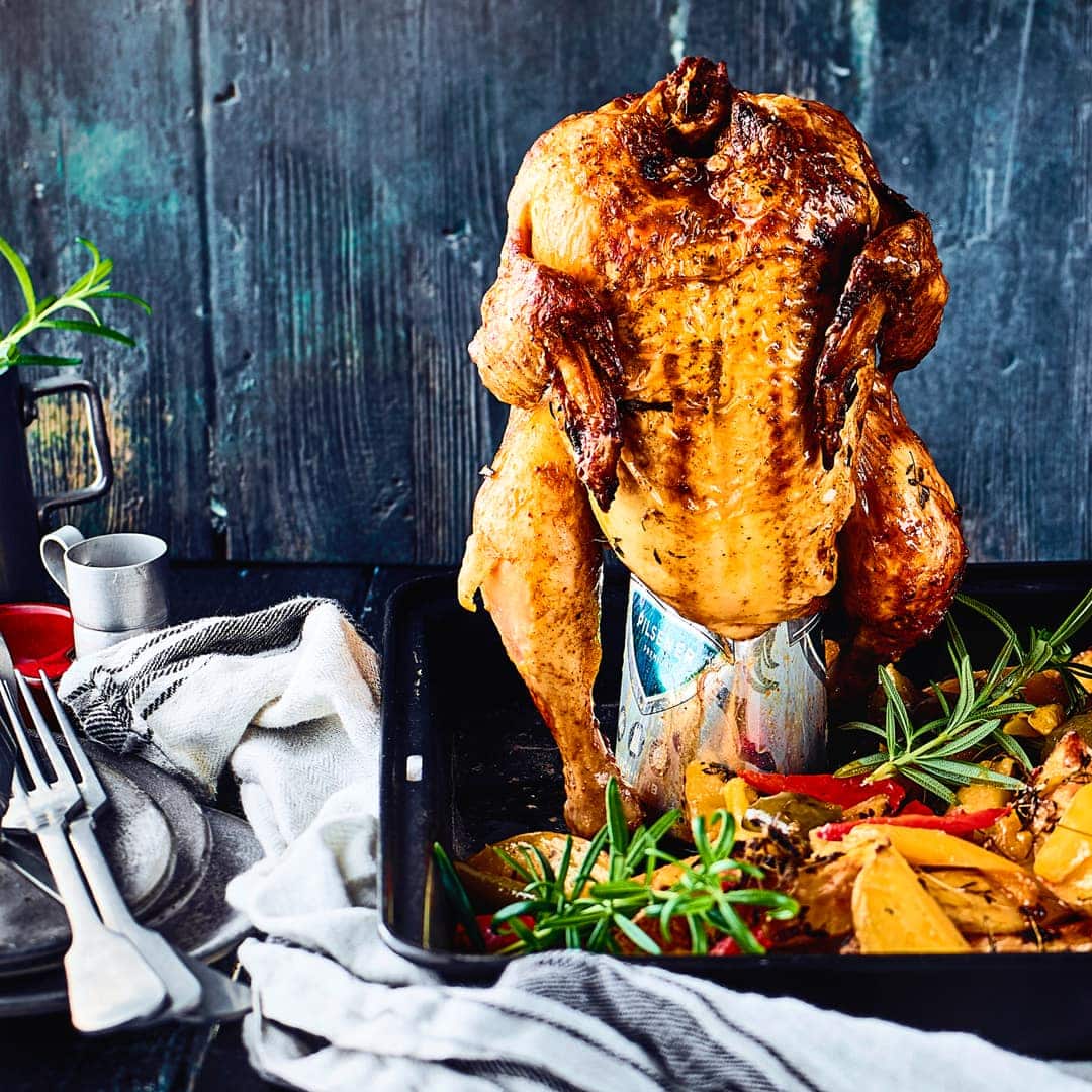 Dazu passt sicherlich ein kühles Dosenbier: Unser Beer-Can-Chicken-Rezept – knuspriges Brathähnchen mit leckerem Ofengemüse.