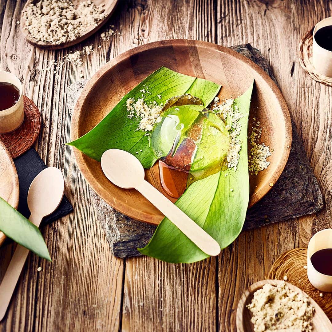 Den Namen haben die kleinen Küchlein durch Ihre Form und das Aussehen, das einem Regentropfen gleicht. Raindrop Cake wird mit Zuckersirup und Sojamehl garniert.