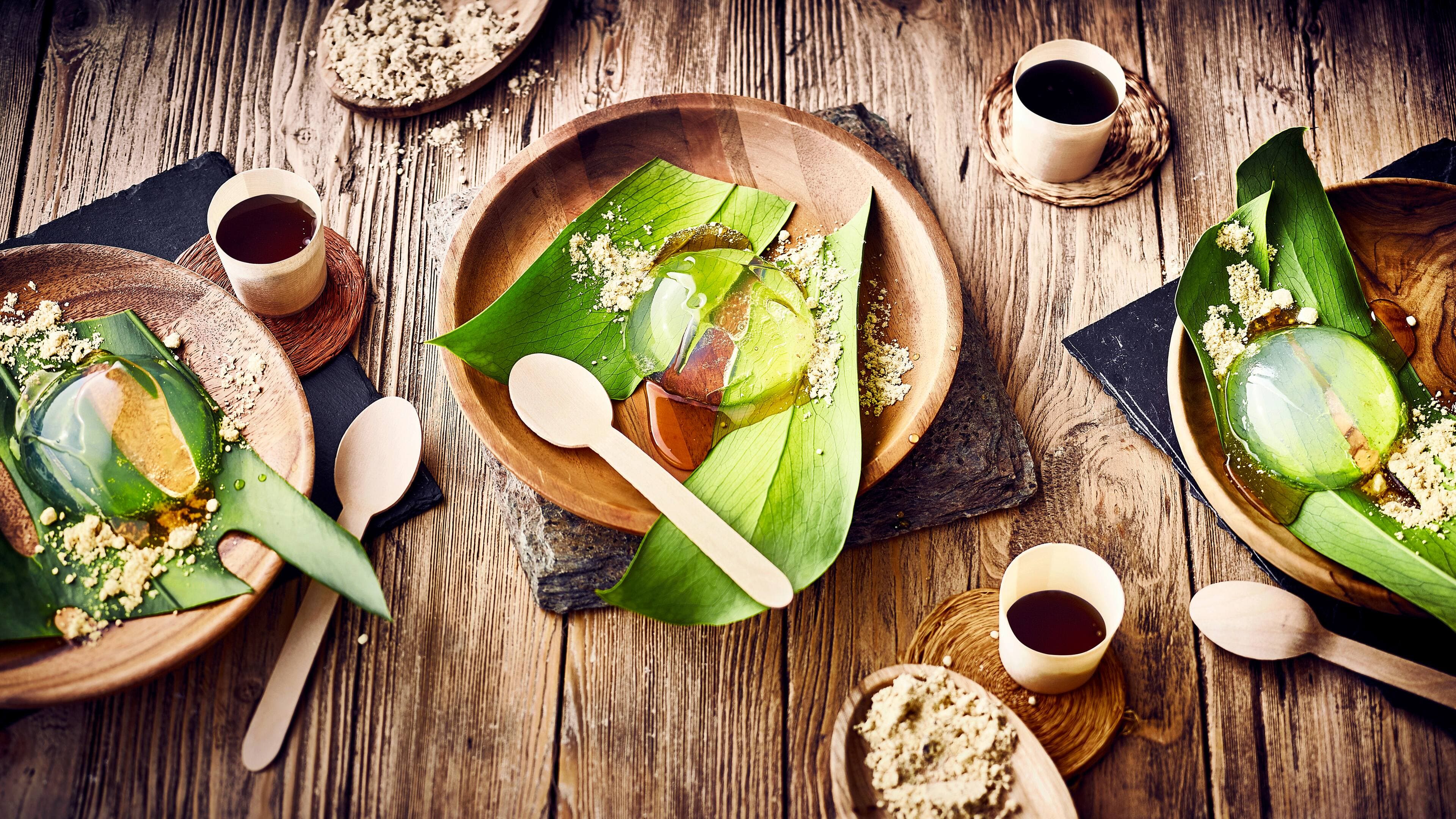 Raindrop Cake Den Namen haben die kleinen Küchlein durch Ihre Form und das Aussehen, das einem Regentropfen gleicht. Raindrop Cake wird mit Zuckersirup und Sojamehl garniert.