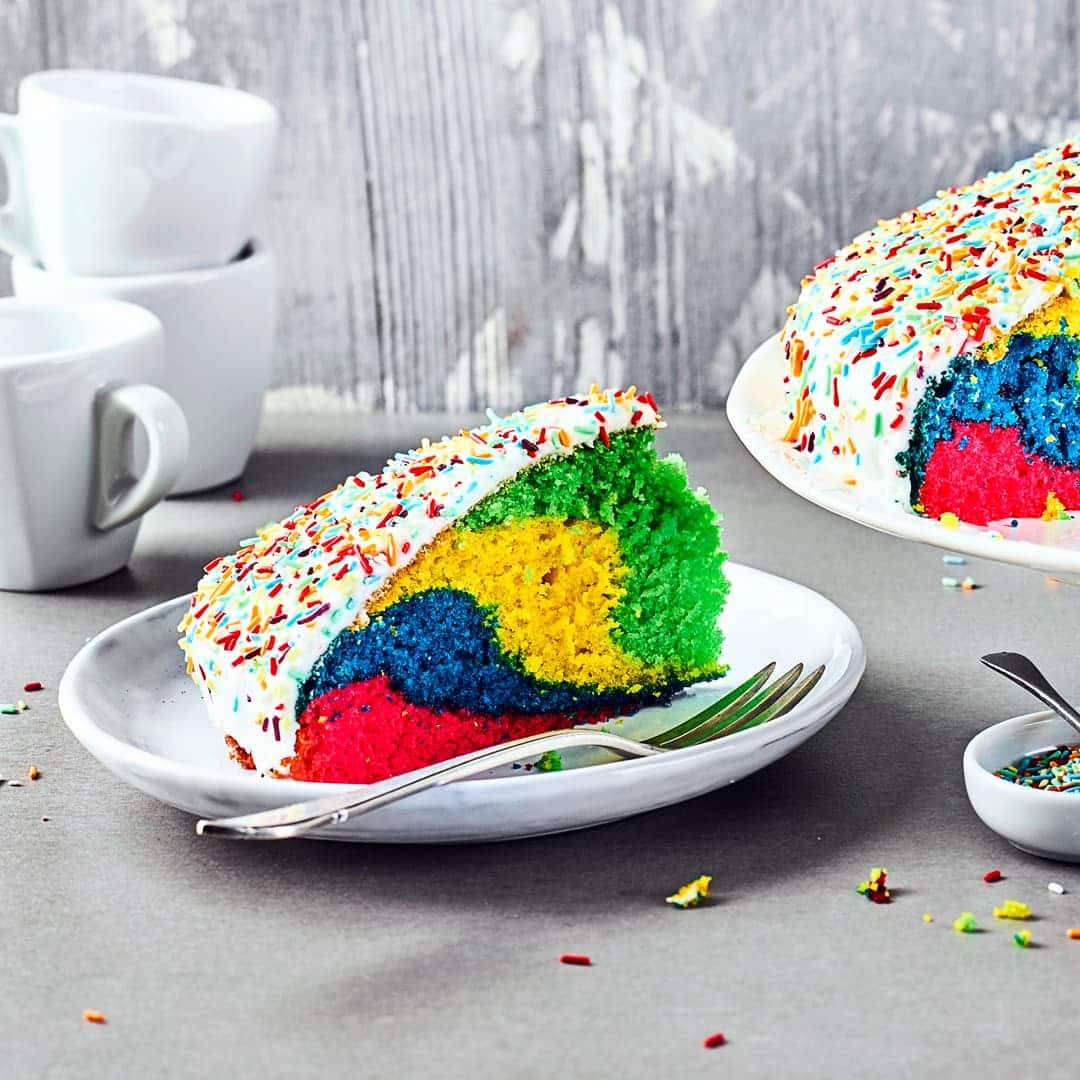Kunterbunt ist dieser Kuchen auch optisch ein wahres Highlight. Ob zum Kindergeburtstag, zur Party oder einfach zum selbergenießen. Macht schon beim Backen Freude!
