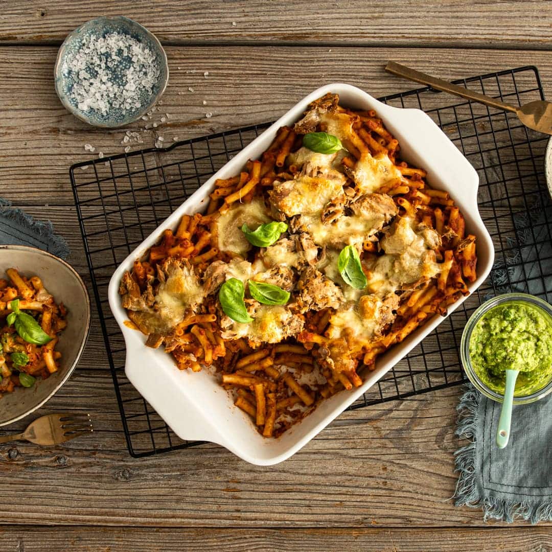 Wir lieben Aufläufe. Und ganz besonders unseren Thunfischauflauf aus Maccaroni, Thunfisch, Tomaten und Sahne. Dazu reichen wir selbstgemachtes Erbsen-Pinienkern-Pesto.