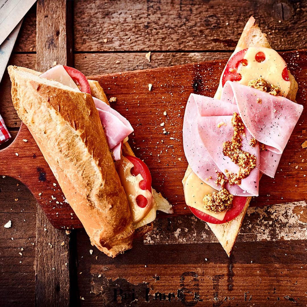 Ob als Sandwich oder Baguette: Der Croque Monsieur wird mit Schinken, Tomate und viel Käse belegt und ist ein lecker Snack für Zwischendurch.