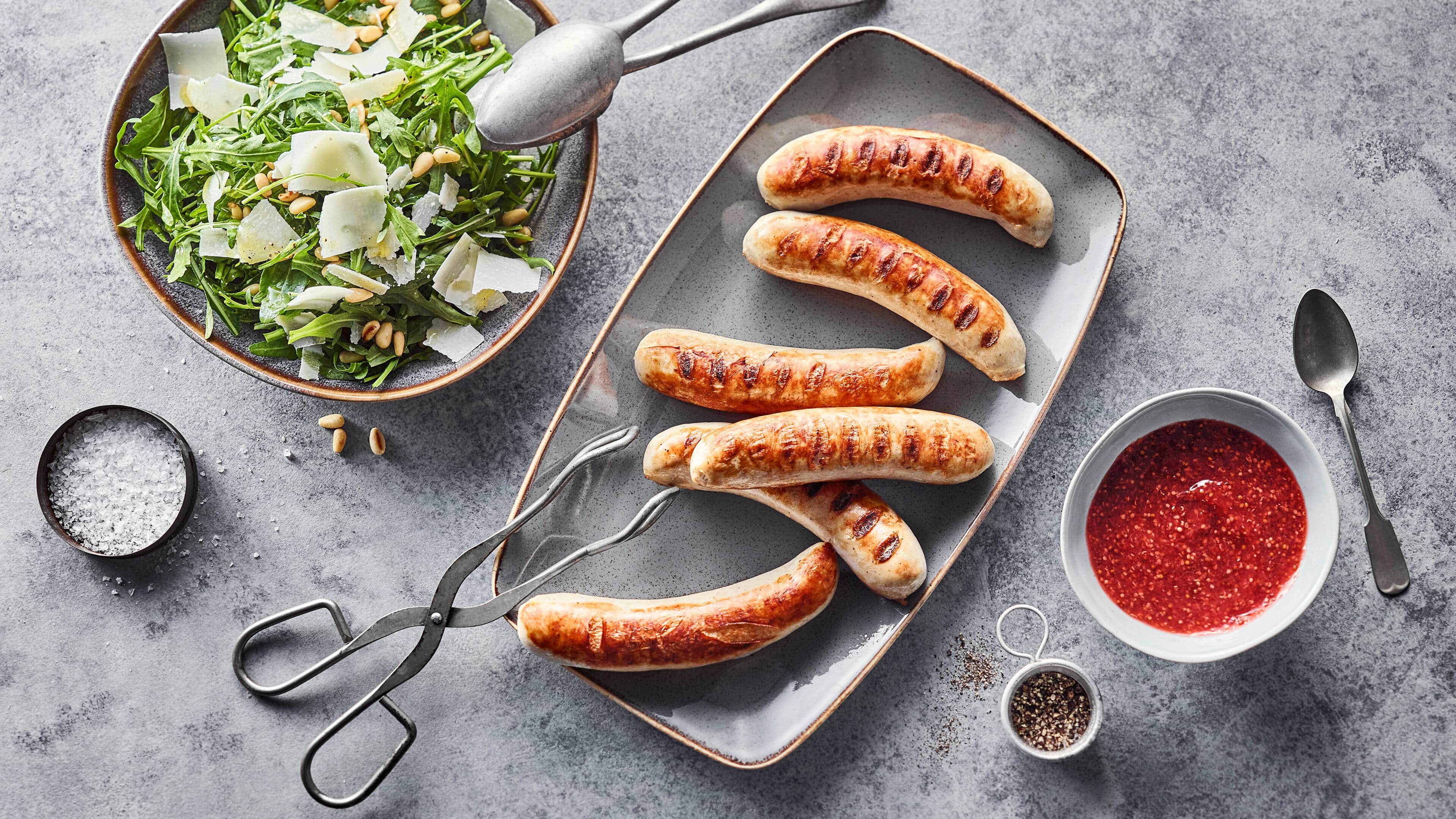 Bratwurst mit Erdbeer-Senf-Dip und Rucola-Salat Bratwurst mit Erdbeer-Senf-Dip und Rucola-Salat