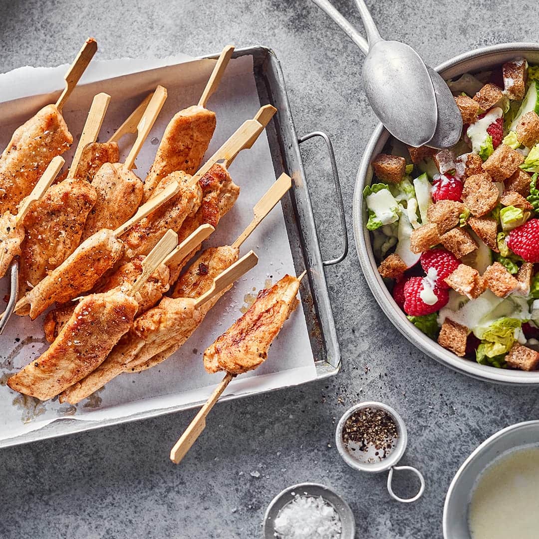 Hähnchenspieße mit Sommersalat und Joghurt-Minz-Dressing