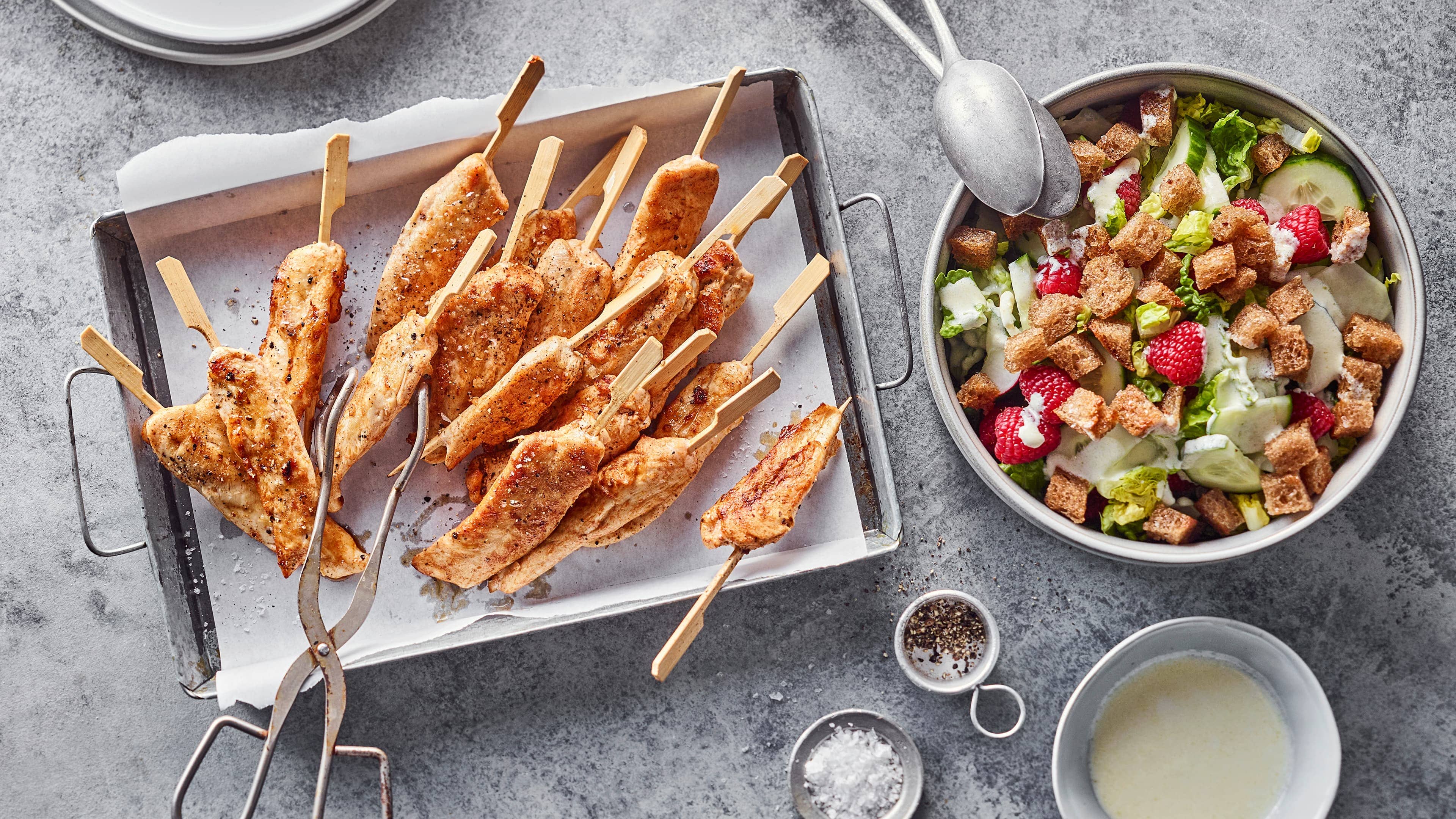 Hähnchenspieße mit Sommersalat und Joghurt-Minz-Dressing Hähnchenspieße mit Sommersalat und Joghurt-Minz-Dressing