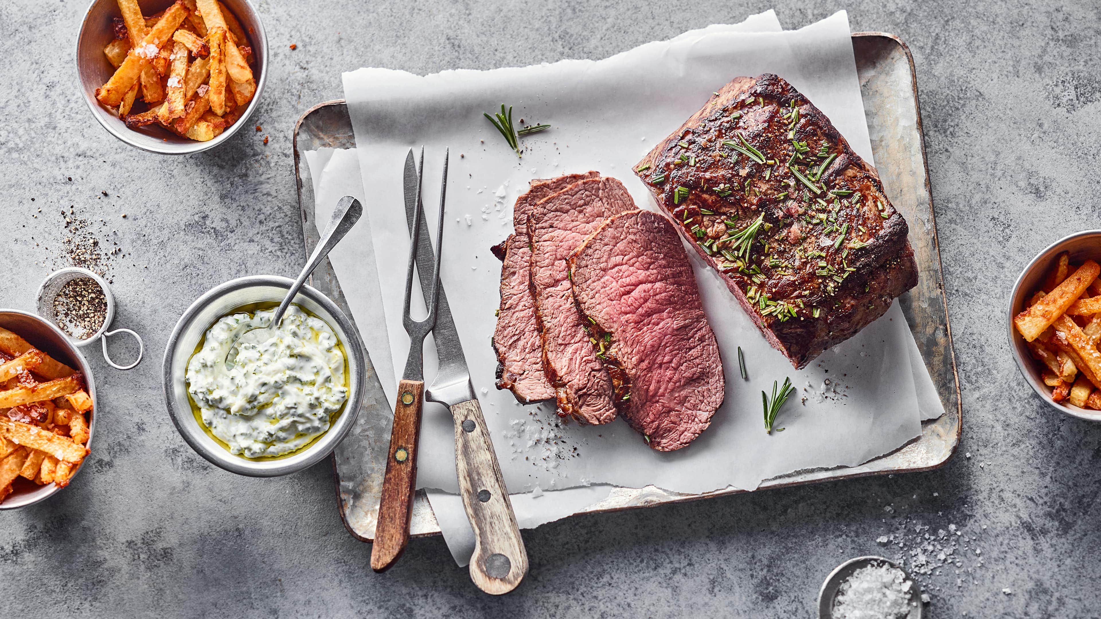 Roastbeef mit Kohlrabi-Pommes und Kräuter-Dip Roastbeef mit Kohlrabi-Pommes und Kräuter-Dip