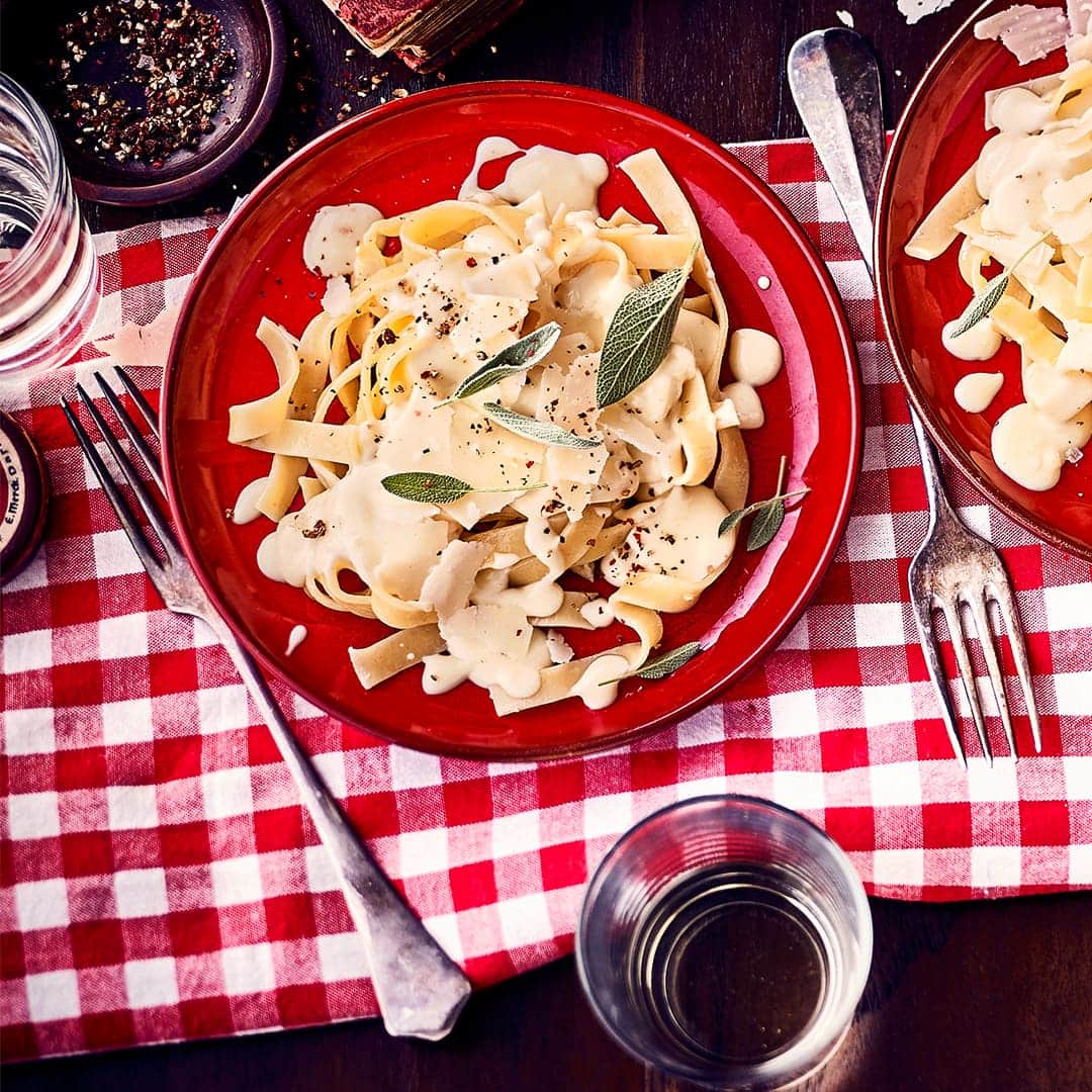 Schmeckt groß wie klein und ist ganz einfach selbergemacht: Klassische Käse Sahne Soße – bei uns serviert mit Tagliatelle.