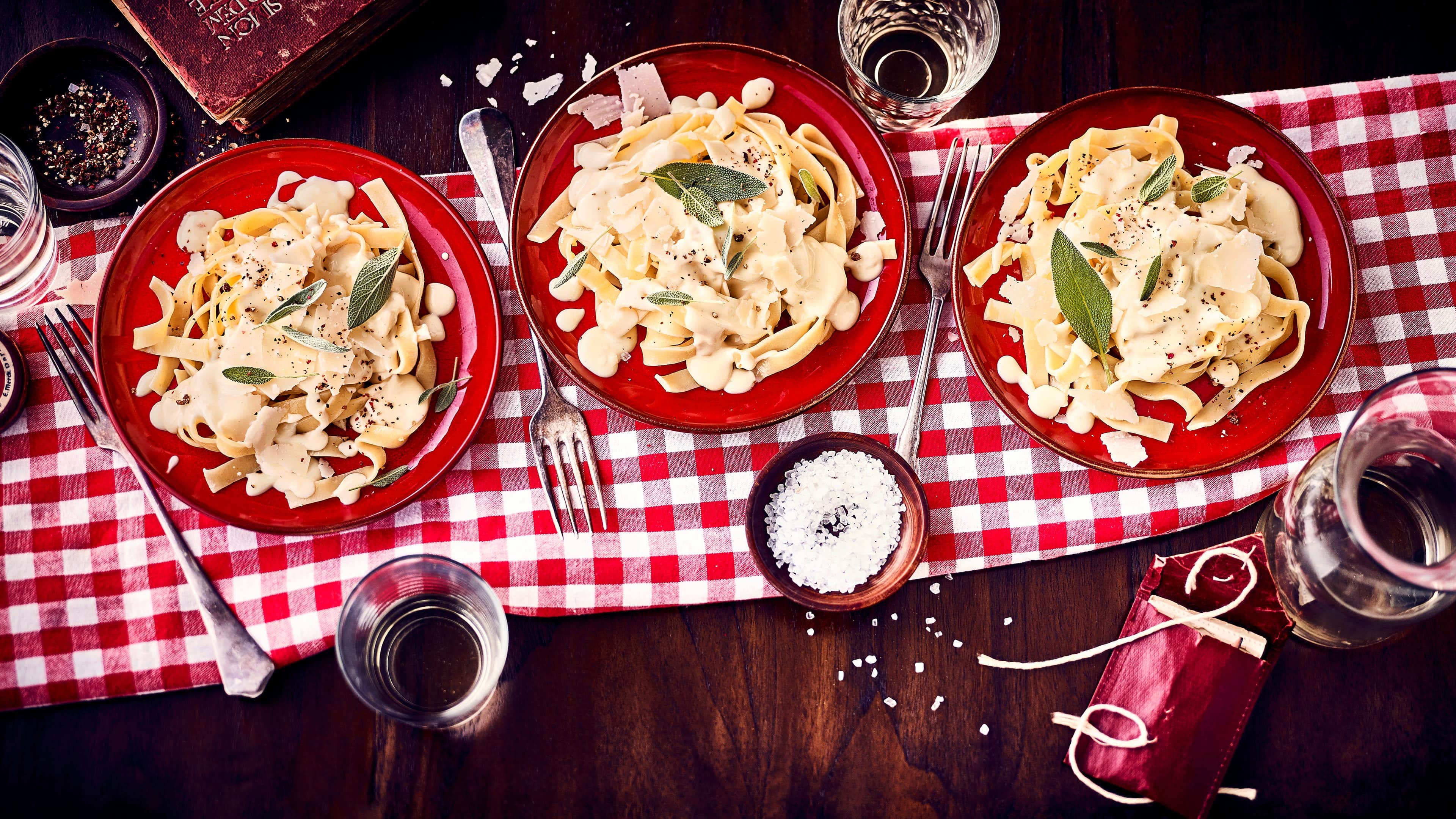 Käse Sahne Soße Schmeckt groß wie klein und ist ganz einfach selbergemacht: Klassische Käse Sahne Soße – bei uns serviert mit Tagliatelle.