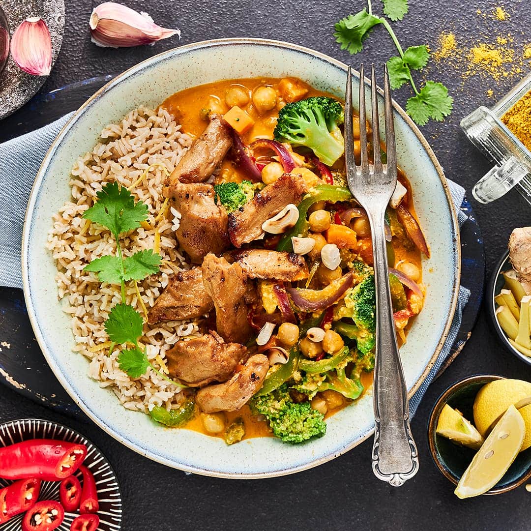 Genießen Sie unser buntes Curry mit Kichererbsen, veganem Fleischersatz und viel frischem Gemüse und dafür ganz ohne Fleisch.
