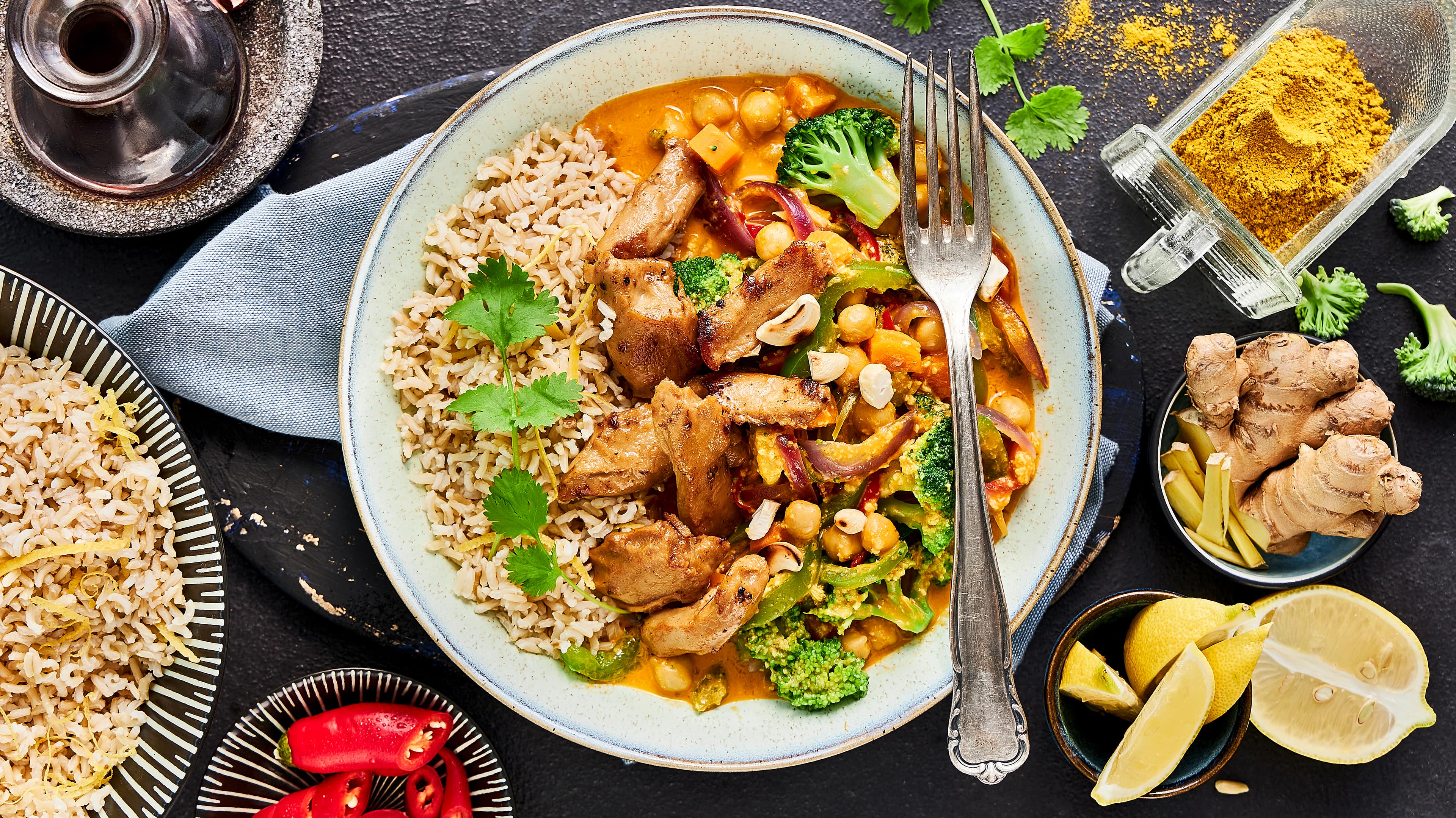 Buntes Curry mit Kichererbsen Genießen Sie unser buntes Curry mit Kichererbsen, veganem Fleischersatz und viel frischem Gemüse und dafür ganz ohne Fleisch.