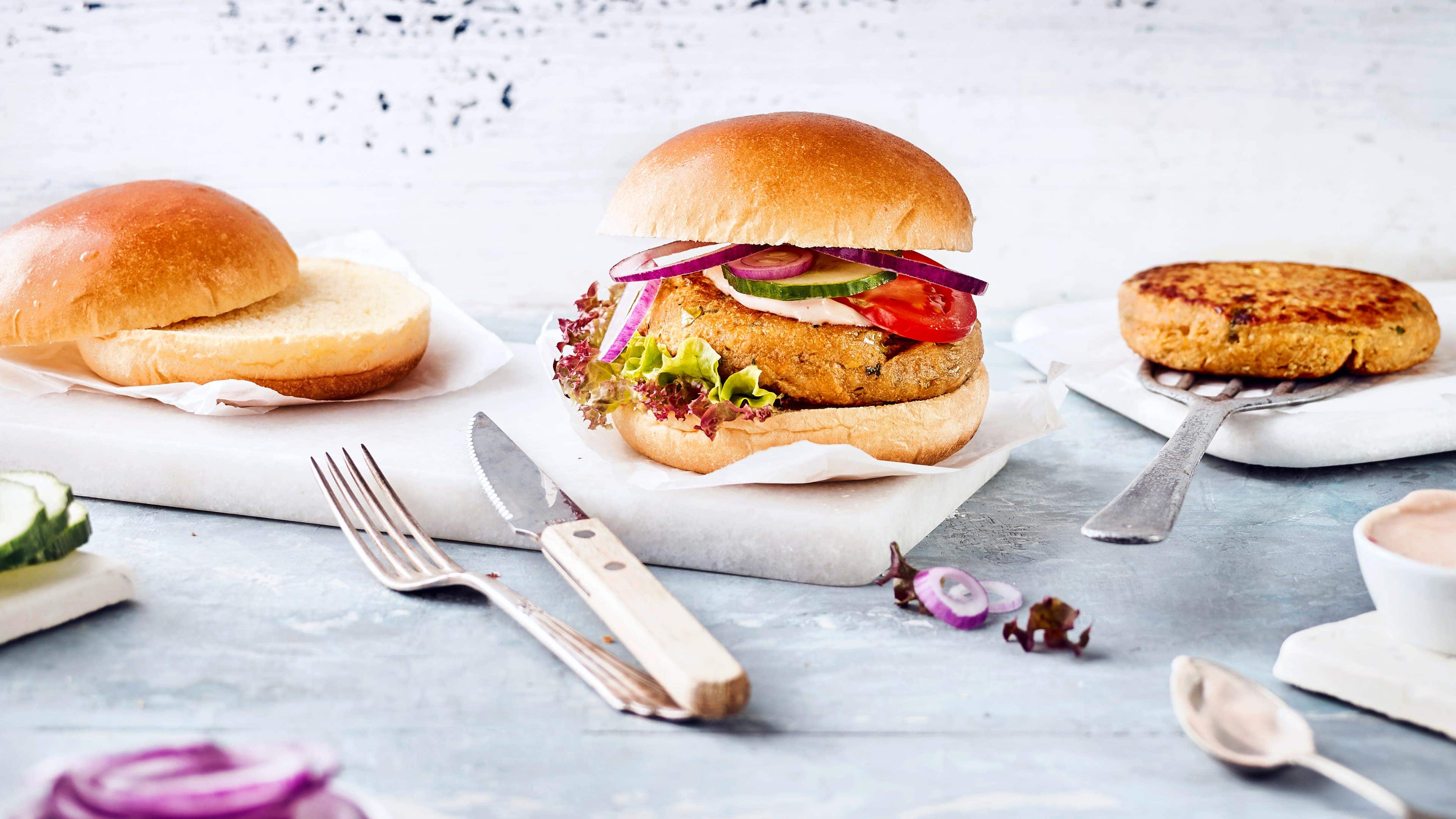 Veganer Gemüse-Burger Ob mit Bratlingen oder Grillgemüsescheiben – unser Gemüse-Burger-Rezept wird Sie garantiert überzeugen. Entdecken Sie auch passende Beilagen!