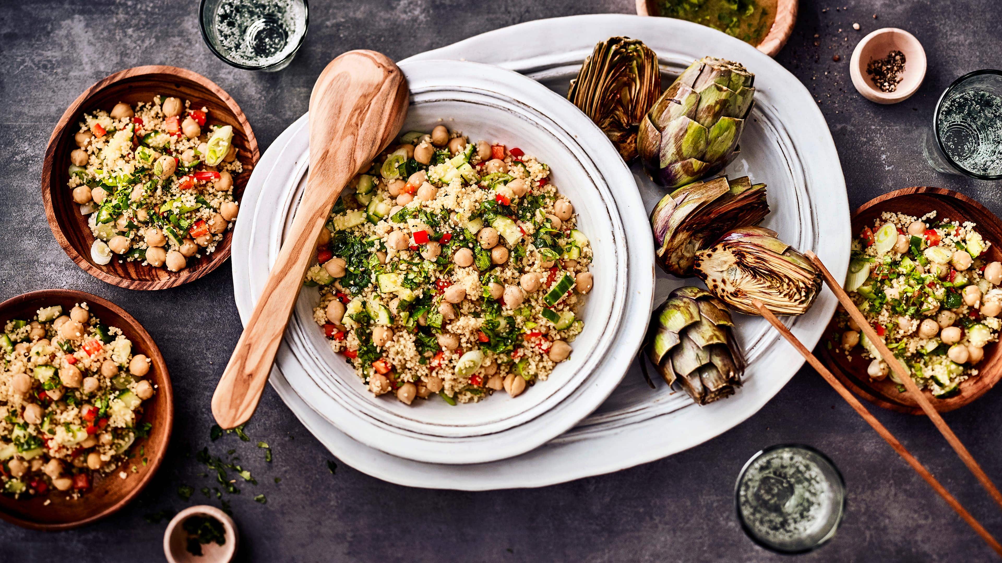 Kichererbsen-Couscous-Salat Probieren Sie unser Rezept für einen vegetarischen Kichererbsen-Couscous-Salat einmal aus: Mit Paprika, Gurke und einer Honig-Zitronen-Kümmel-Vinaigrette!