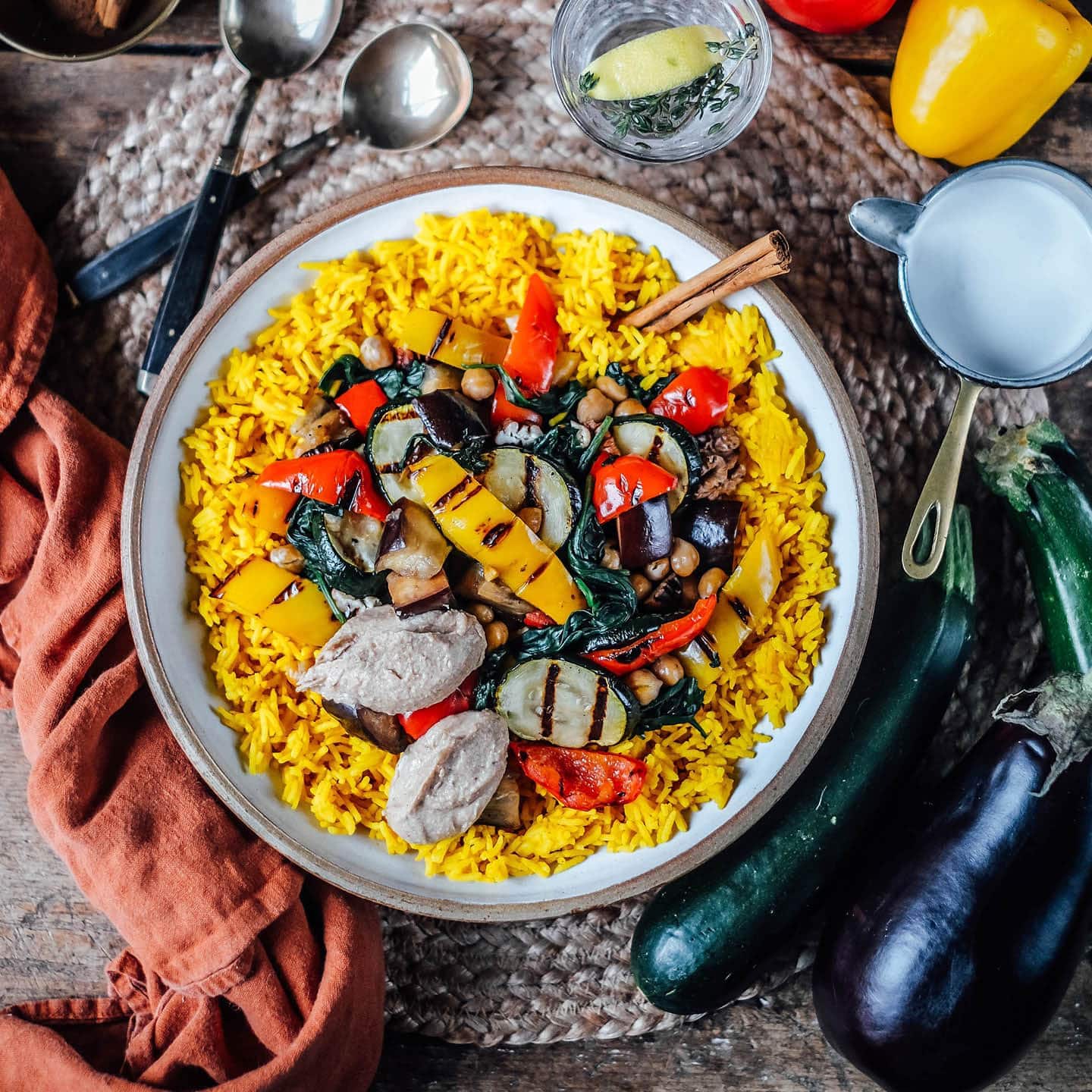 Orientalischer Reis mit Grill-Gemüse und Dattel-Hummus