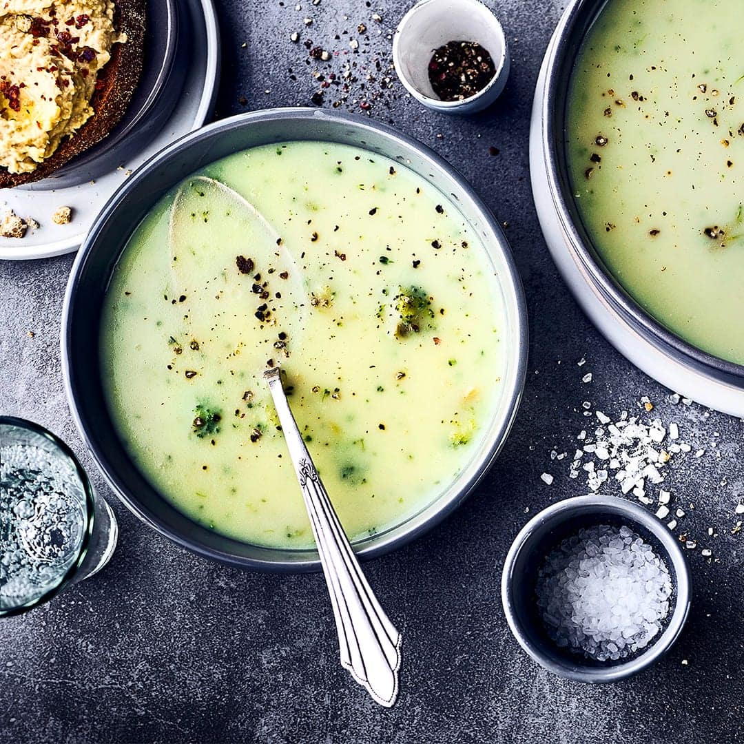 Eine tolle Kombination und schnell zubereitet: Diese cremige Blumenkohl-Broccolisuppe mit knusprigen Crostinis, bestrichen mit selbstgemachtem Hummus.