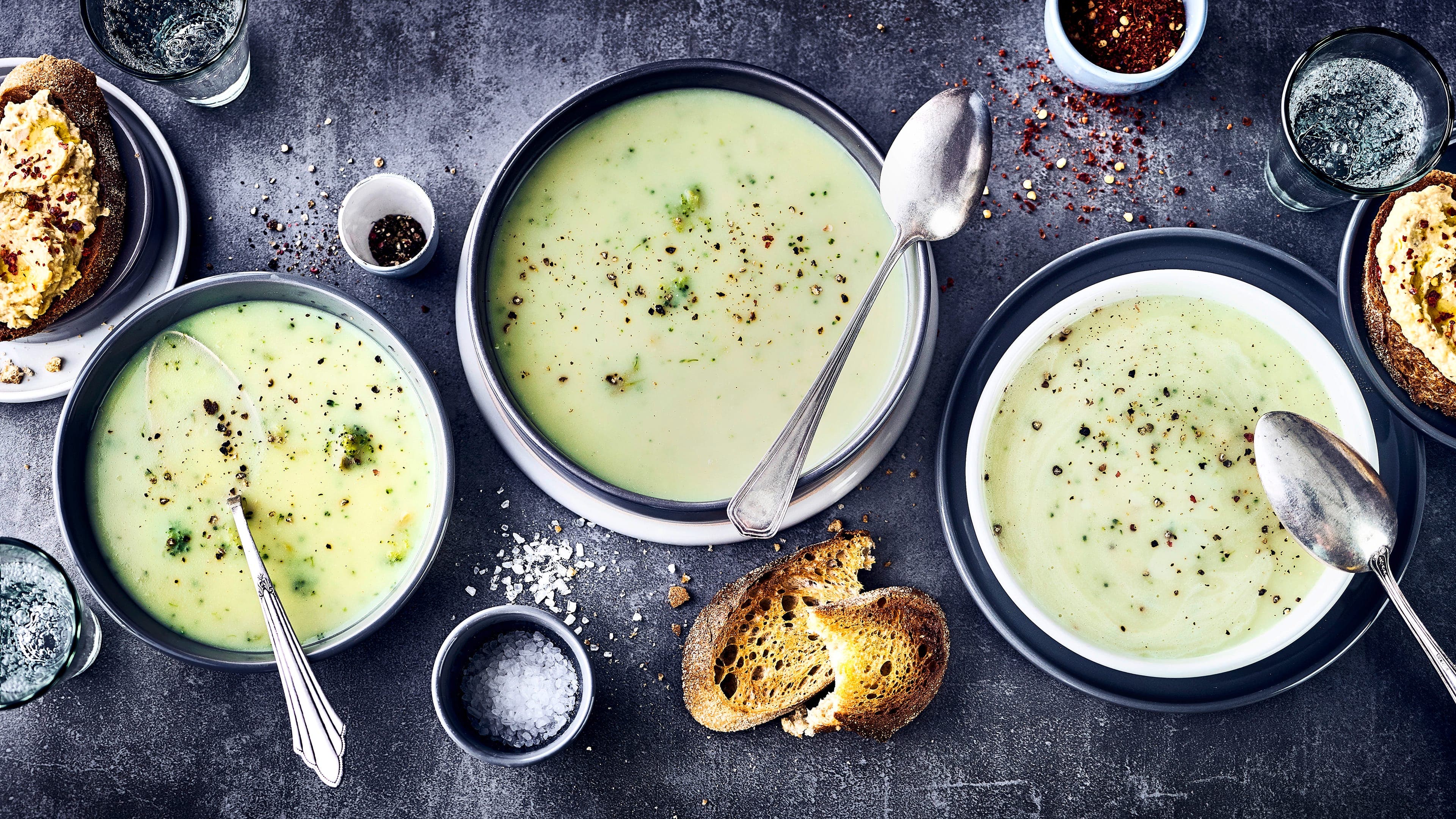 Blumenkohl-Broccolicremesuppe mit Hummus-Crostini Eine tolle Kombination und schnell zubereitet: Diese cremige Blumenkohl-Broccolisuppe mit knusprigen Crostinis, bestrichen mit selbstgemachtem Hummus.
