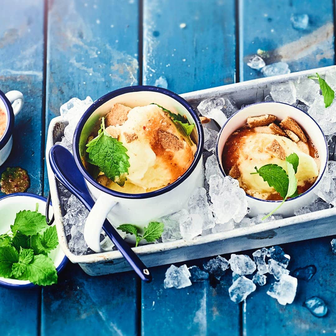 Sommerlicher Nachtisch schnell gemacht: Bereiten Sie mit unserem Rezept einen erfrischenden Pfirsich mit Zitronensorbet zu! Auch als kühler Snack am Nachmittag eine Alternative zu Eis.