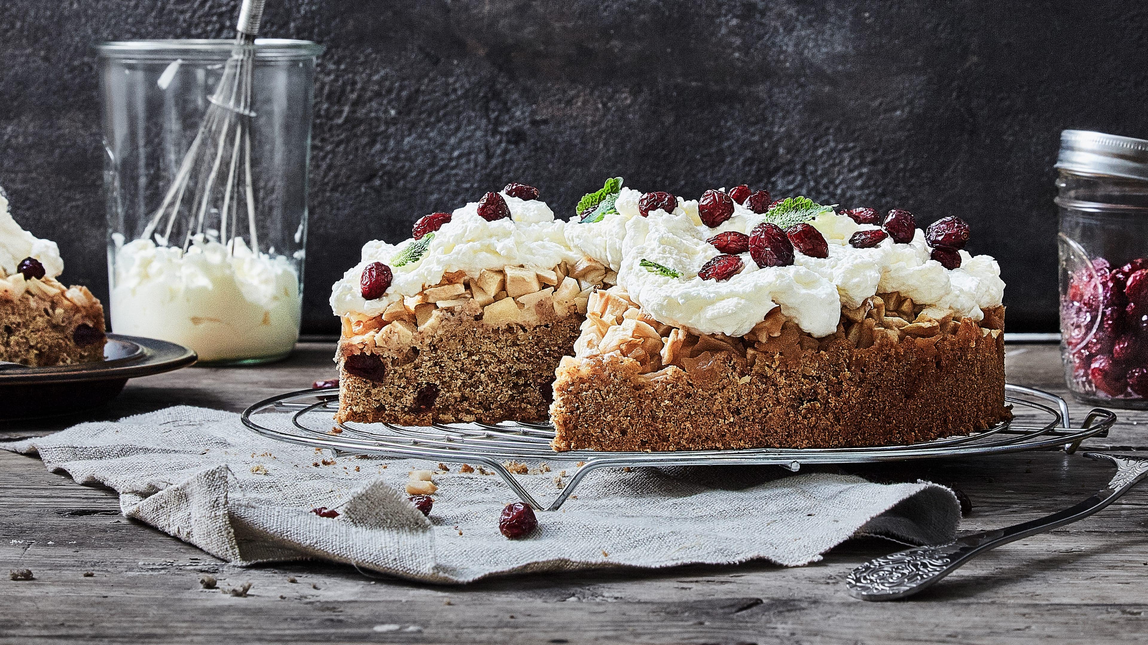 Apfeltorte mit Cranberries Fruchtiger Kuchen für Ihre Gäste: Probieren Sie unsere Apfeltorte mit Zimt, Mandeln und getrockneten Cranberries! Verziert wird mit Sahne und Beeren.