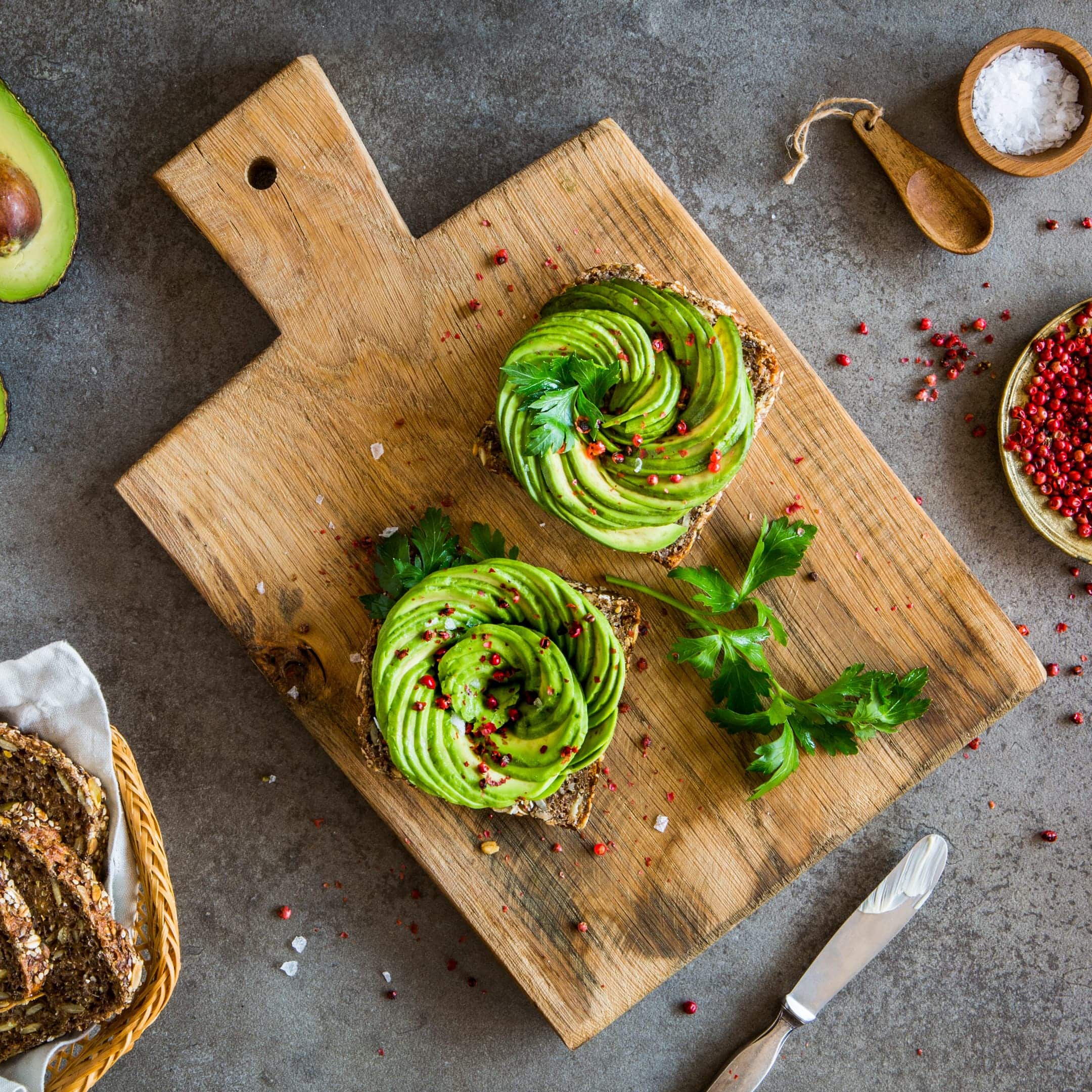 Suchen Sie einen veganen Snack? Probieren Sie einmal unsere Avocado-Röschen zusammen mit einem Brötchen mit frischen Tomaten, Balsamico-Essig, Zitrone und Mandeln – fertig in 20 Minuten!