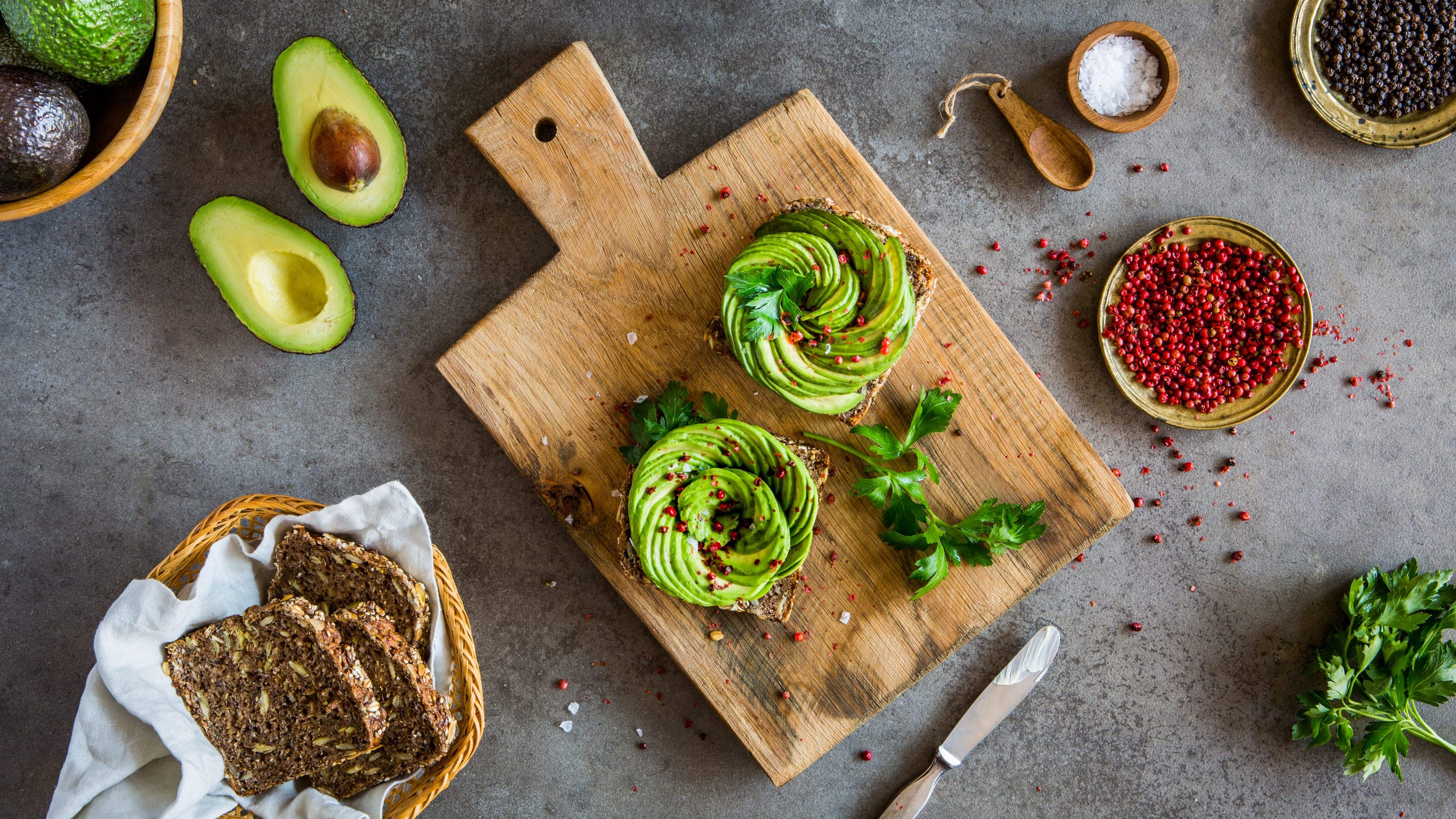 Avocado-Röschen Suchen Sie einen veganen Snack? Probieren Sie einmal unsere Avocado-Röschen zusammen mit einem Brötchen mit frischen Tomaten, Balsamico-Essig, Zitrone und Mandeln – fertig in 20 Minuten!