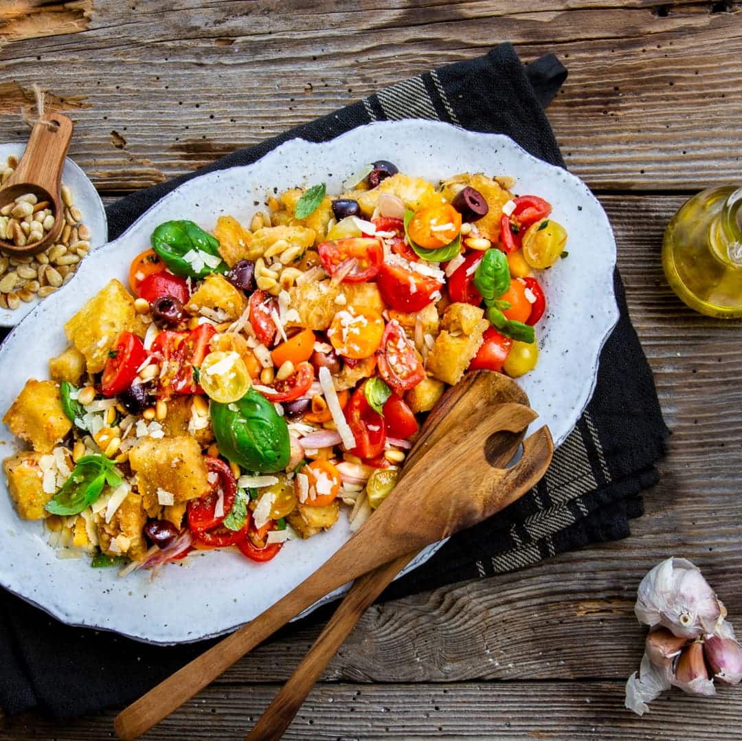 Sommerlich frischer Brotsalat mit selbstgemachtem Ciabatta – genau das Richtige für einen Grillabend!