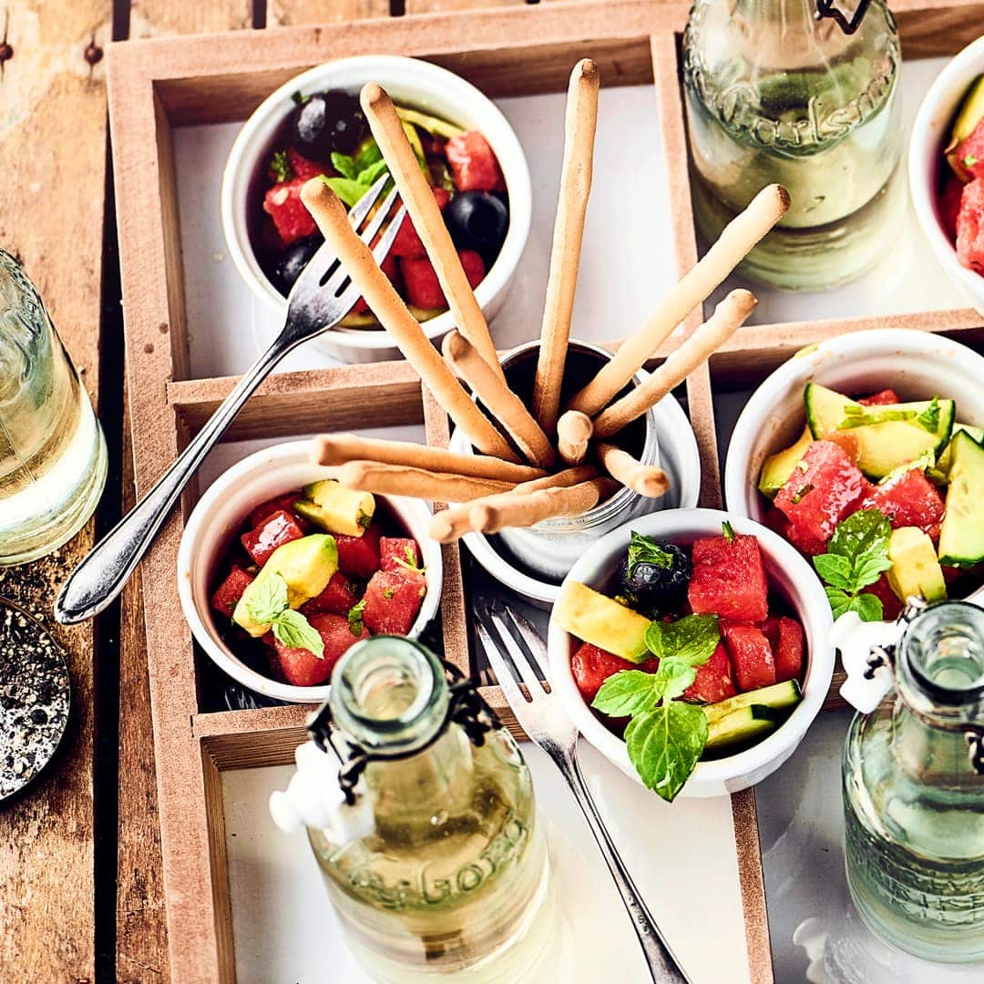 Ein erfrischender Salat mit Melone, Gurke, schwarzen Oliven und Avocado - besonders ideal für heiße Sommertage und wenn es schnell gehen muss!