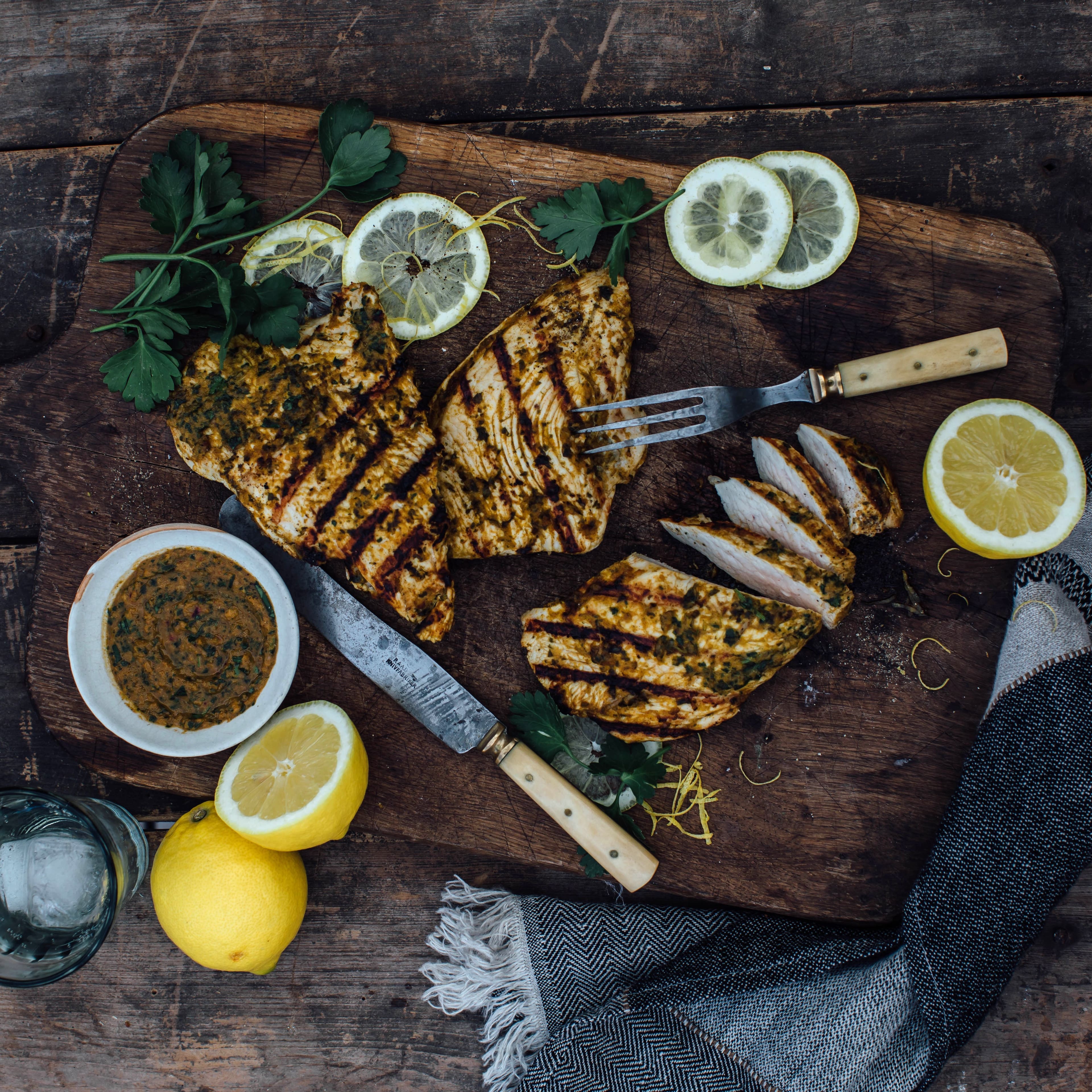 Neben Bratwurst, Steaks und Co. ein leckeres Grillhighlight: Selbst marinierte Putenbrust mit orientalischer Grillmarinade aus Koriander, Kreuzkümmel, Kardamom und vielen weiteren Gewürzen.