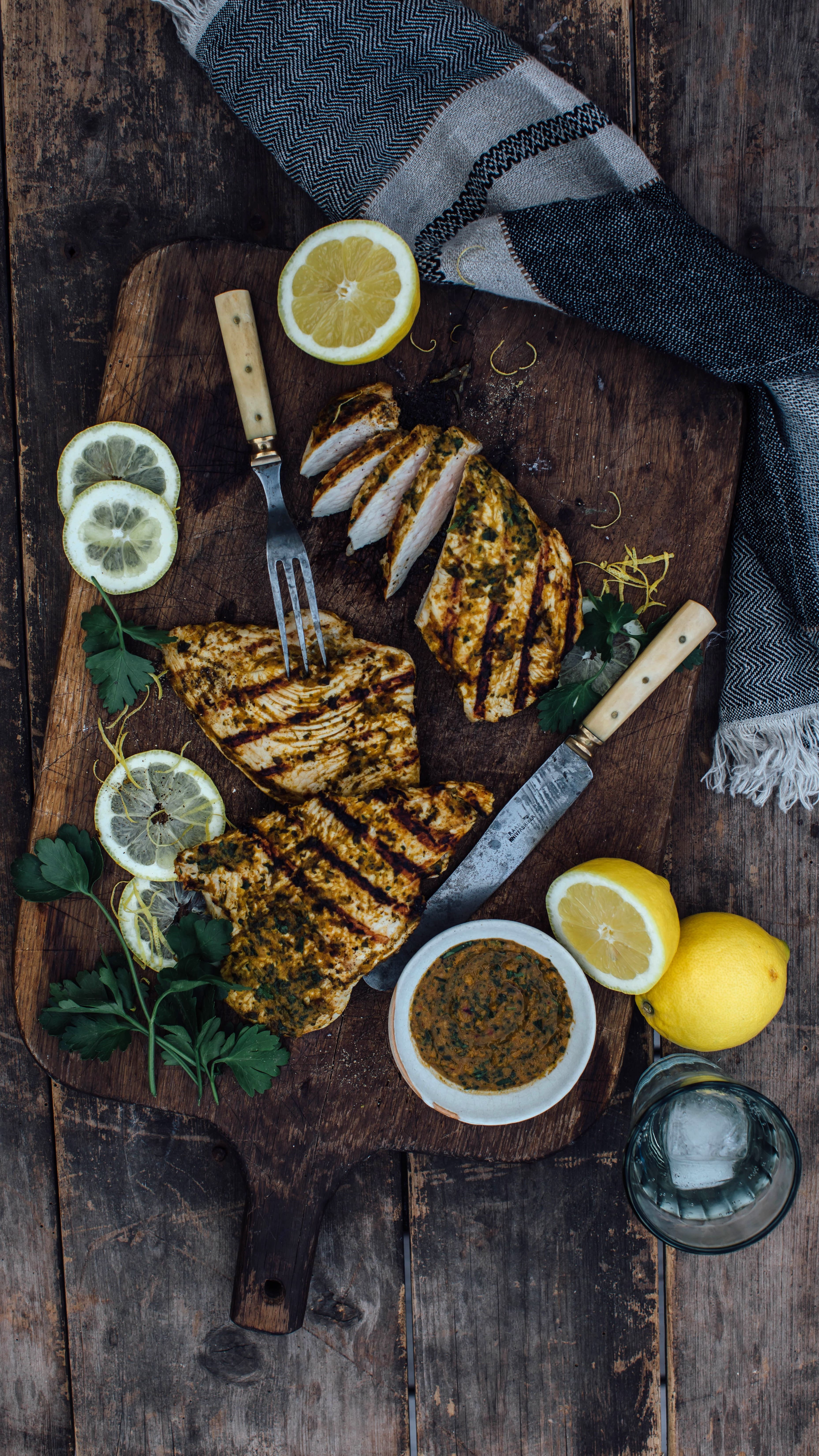 Putenbrust mit orientalischer Grillmarinade Neben Bratwurst, Steaks und Co. ein leckeres Grillhighlight: Selbst marinierte Putenbrust mit orientalischer Grillmarinade aus Koriander, Kreuzkümmel, Kardamom und vielen weiteren Gewürzen.
