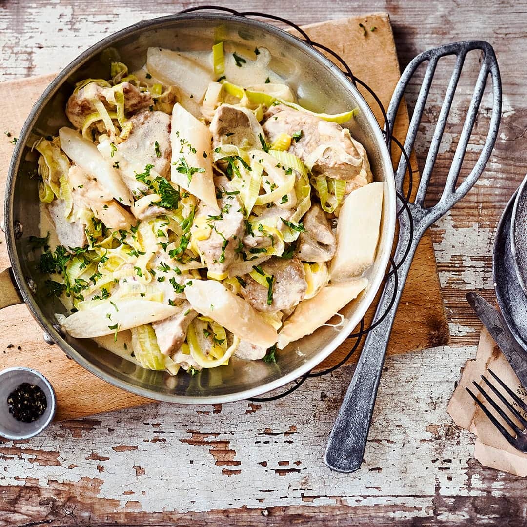 Sie suchen ein leckeres Gericht, das mit wenig Aufwand zubereitet werden kann? Kochen Sie unsere Schweinefilet-Spargel-Pfanne mit einer köstlichen Soße aus Weißwein und Sahne!