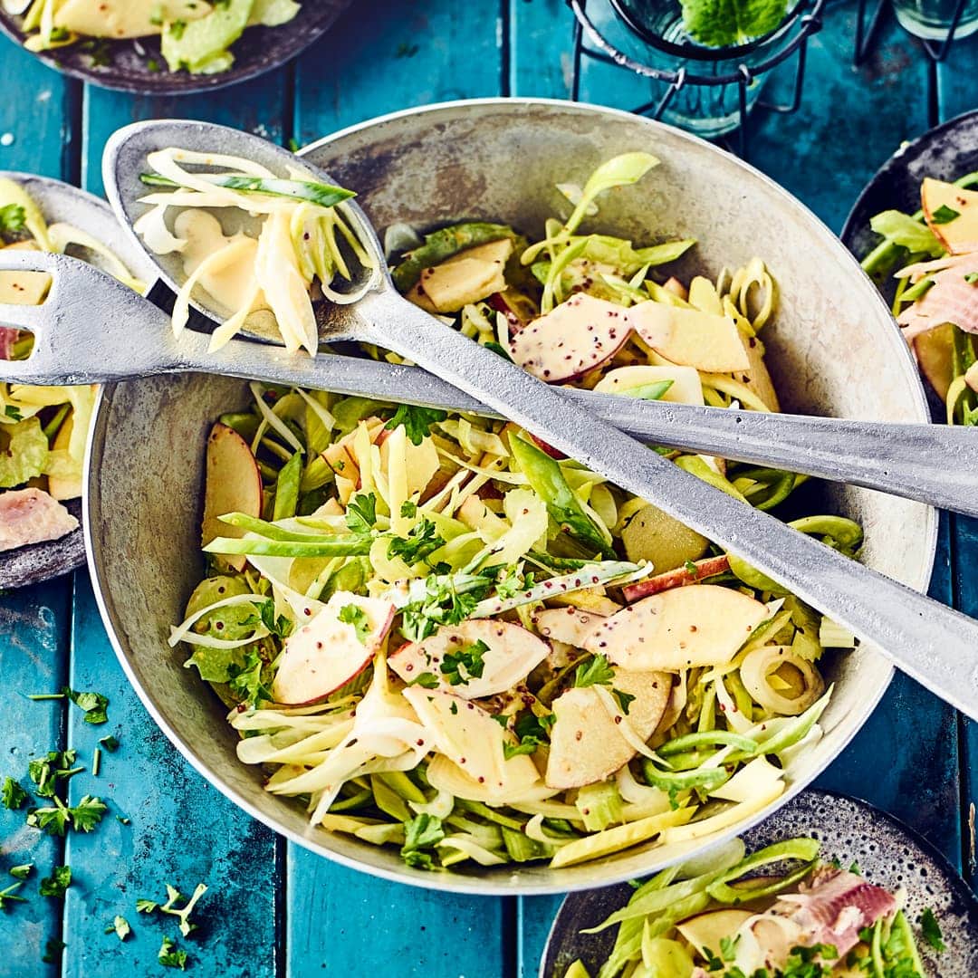 Selbstgemachter Lauchsalat mit Apfel und Forelle und dazu köstliches Sahnedressing mit Weißweinessig und einem Hauch Orange!