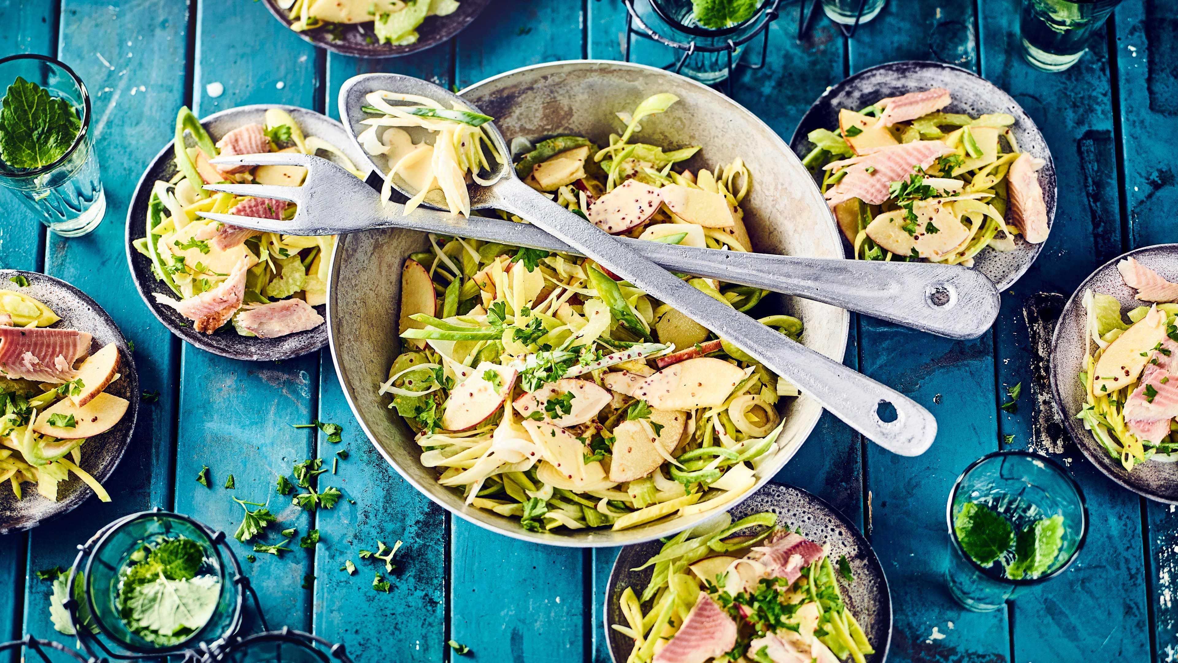 Lauchsalat Selbstgemachter Lauchsalat mit Apfel und Forelle und dazu köstliches Sahnedressing mit Weißweinessig und einem Hauch Orange!