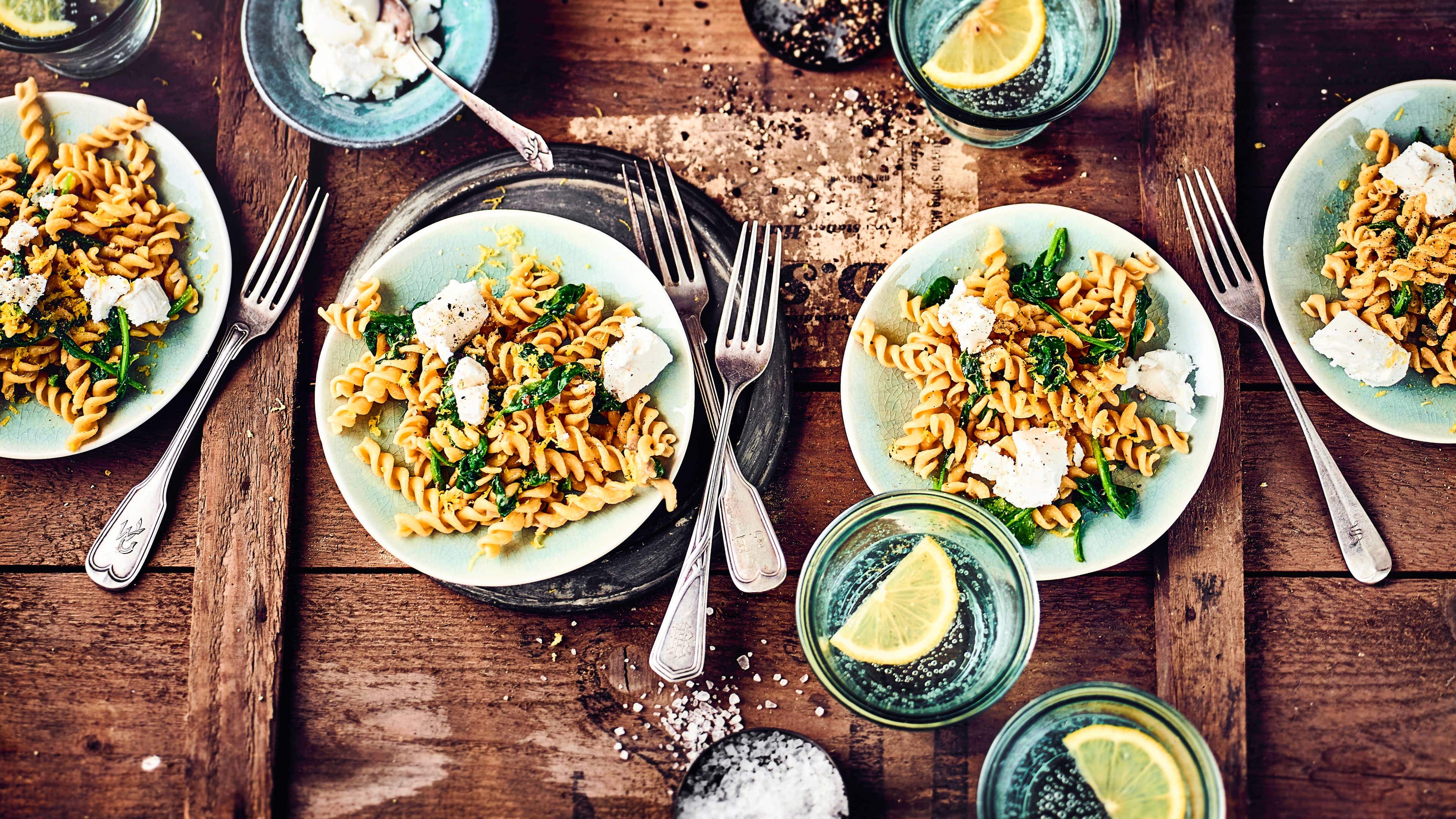 Kichererbsen-Pasta mit Spinat und Ziegenkäse Kaum Zeit zum Kochen und es sollen nicht immer die typischen Nudeln sein? Dann probieren Sie unser Rezept für Kichererbsen-Pasta aus: Dazu Spinat und Ziegenfrischkäse!